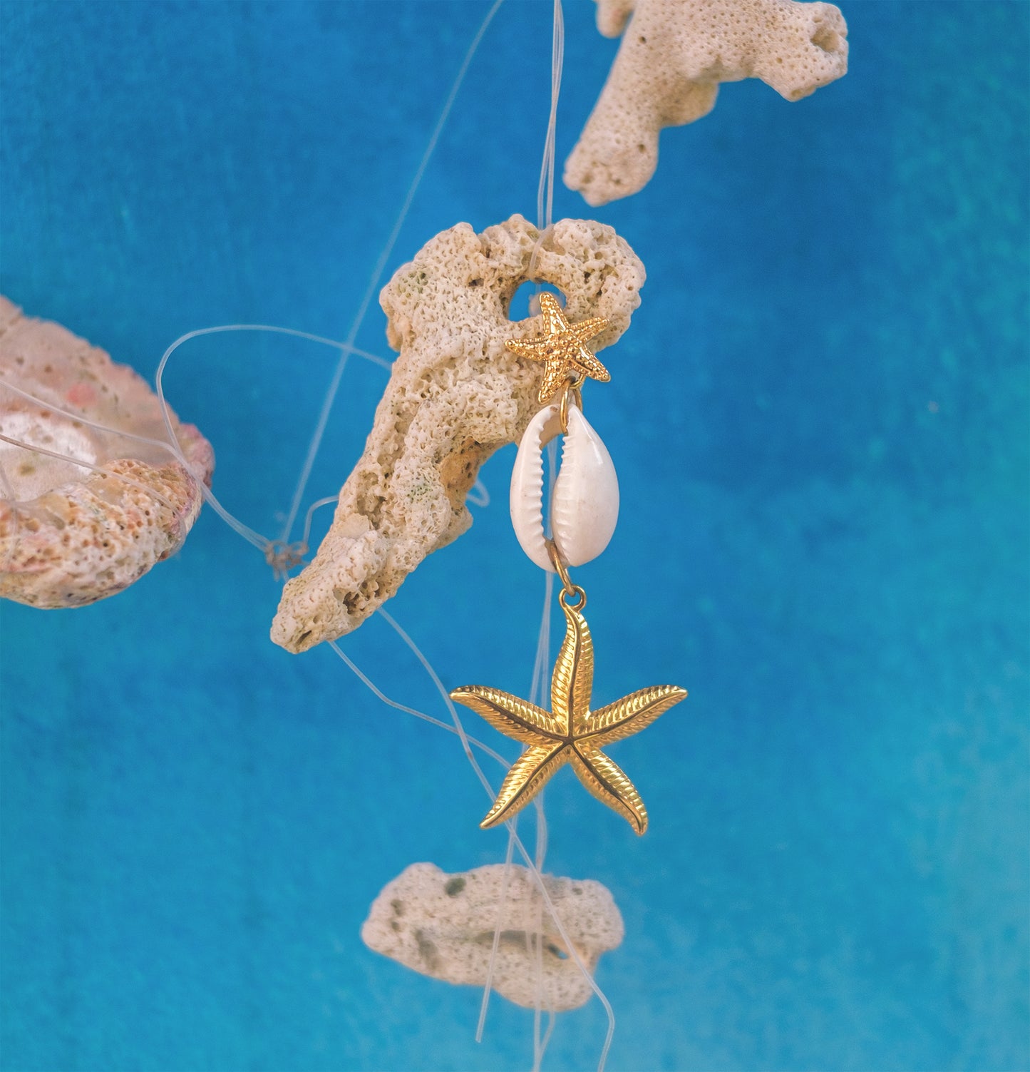 Boucles d’oreilles pendantes bohèmes – cauris & étoile de mer