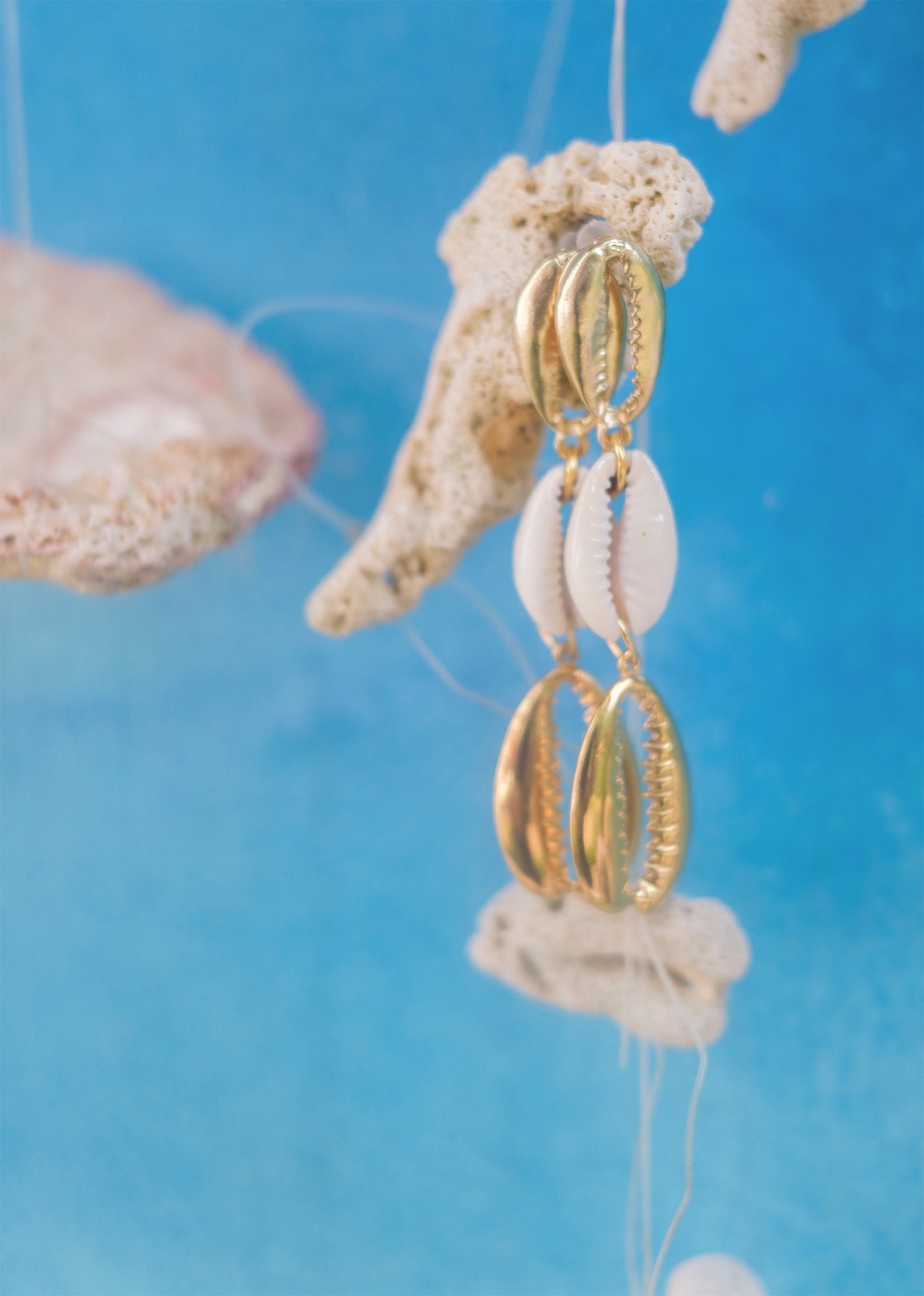 boucle d'oreille pendante 3 cauris doré et naturels