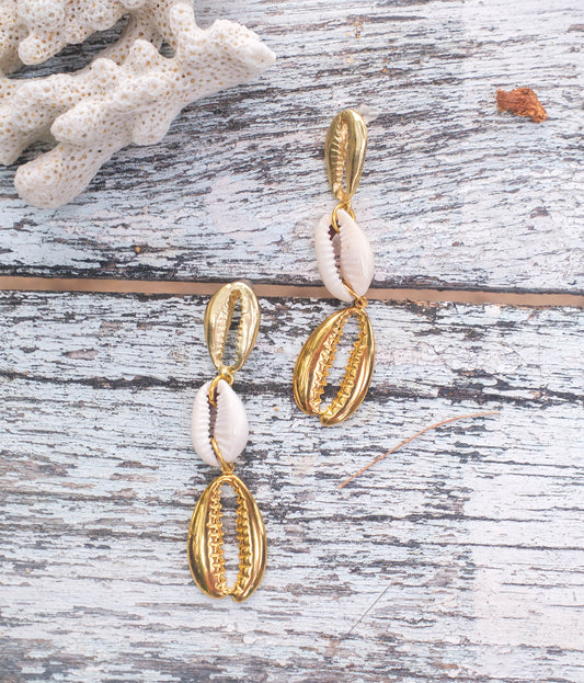 boucle d'oreille pendante 3 cauris doré et naturels