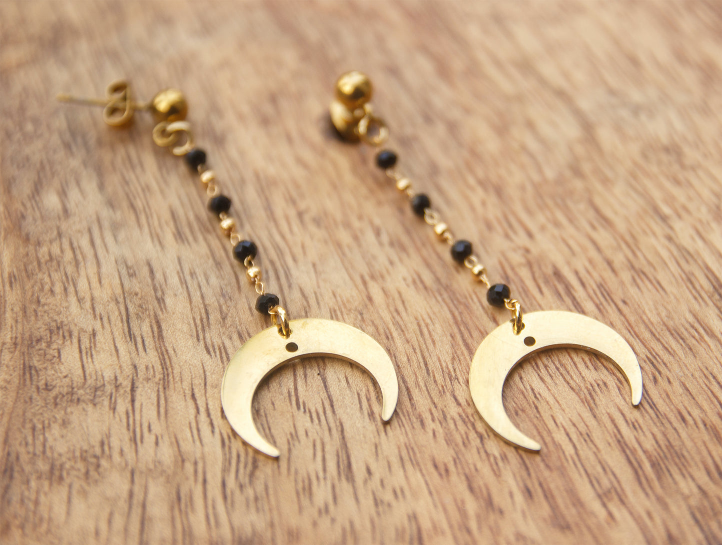 Boucles d'oreilles pendante lune et chaine rosaire noire - caurisandco