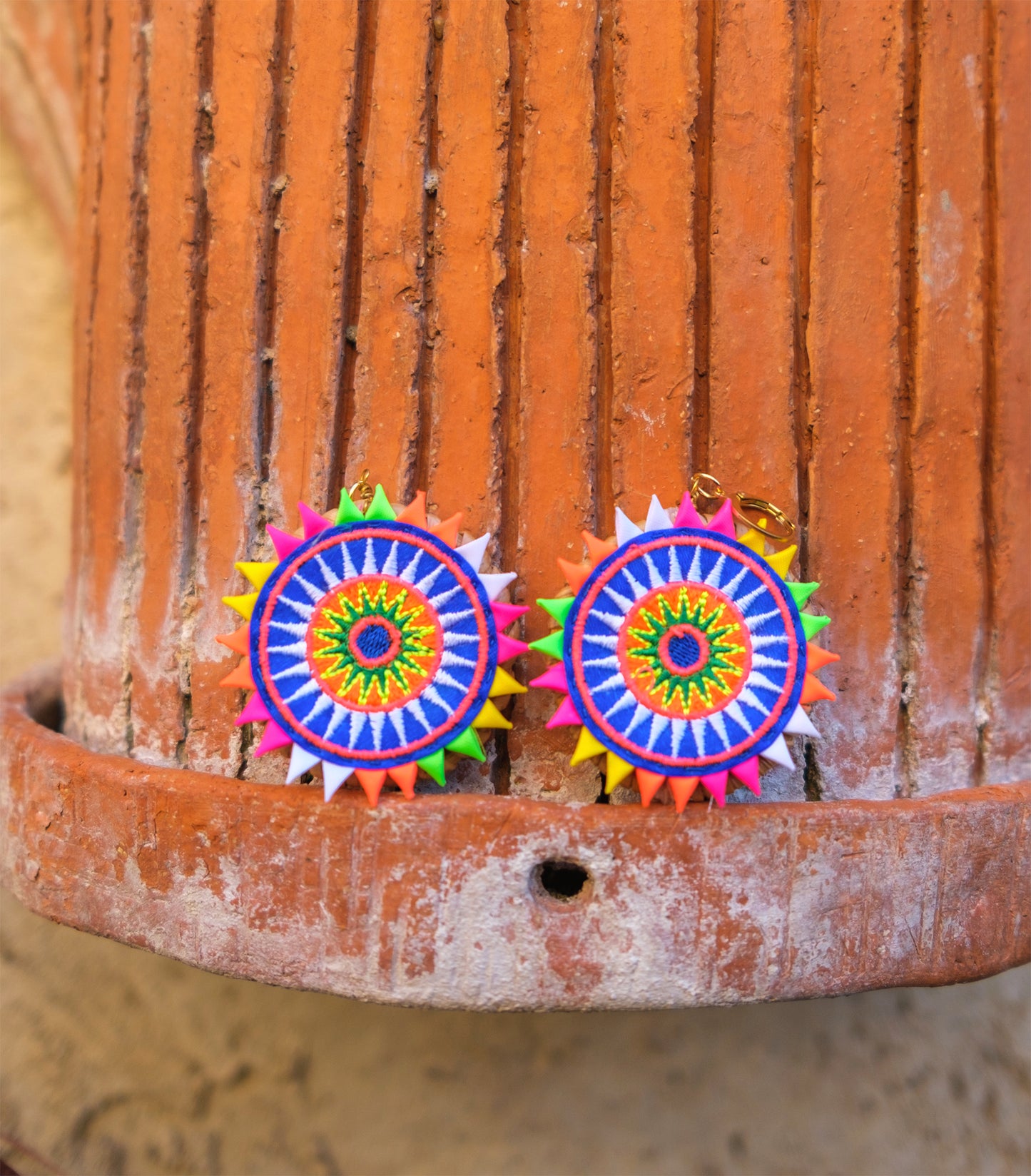 Boucle d'oreille ronde en rotin et tissage maxi coloré 5cm