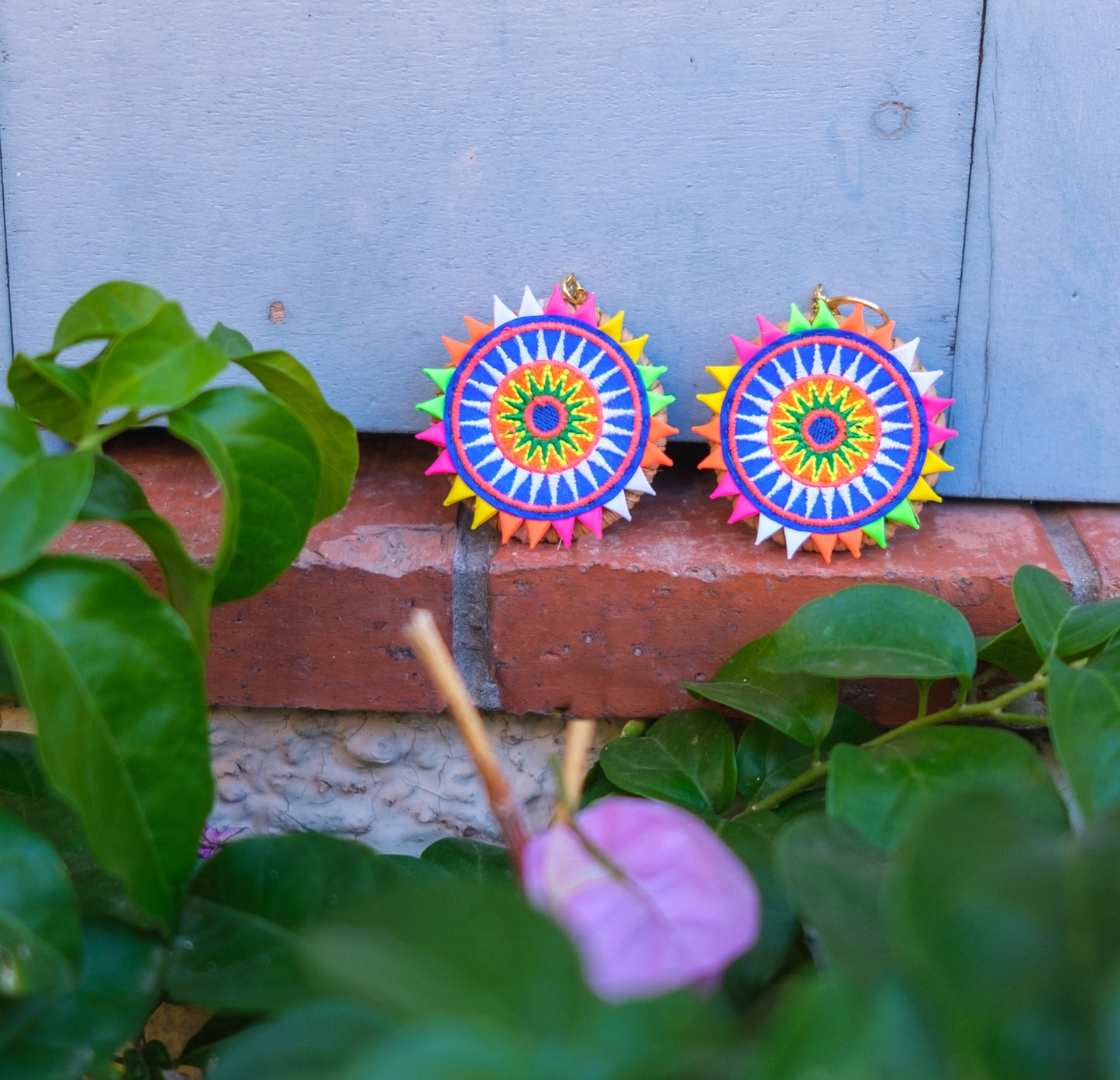Boucle d'oreille ronde en rotin et tissage maxi coloré 5cm