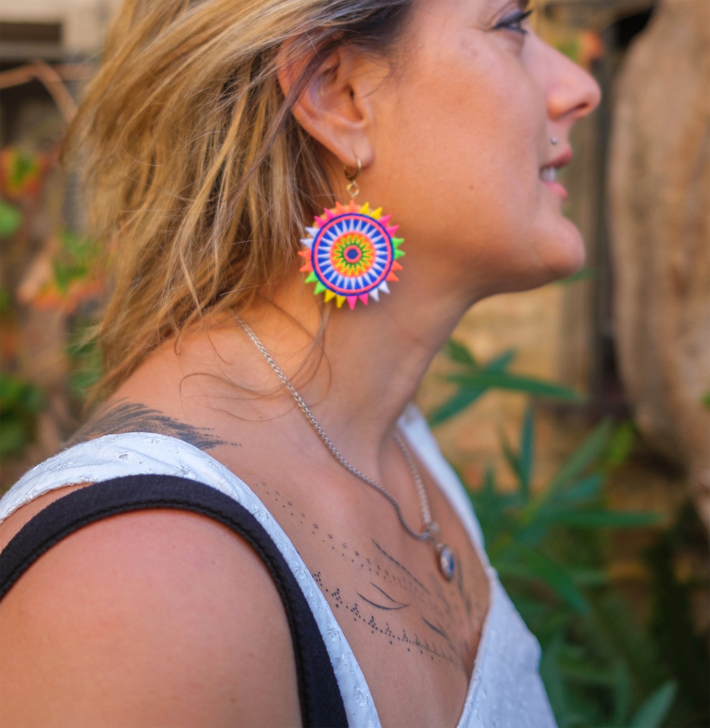 Boucle d'oreille ronde en rotin et tissage maxi coloré 5cm