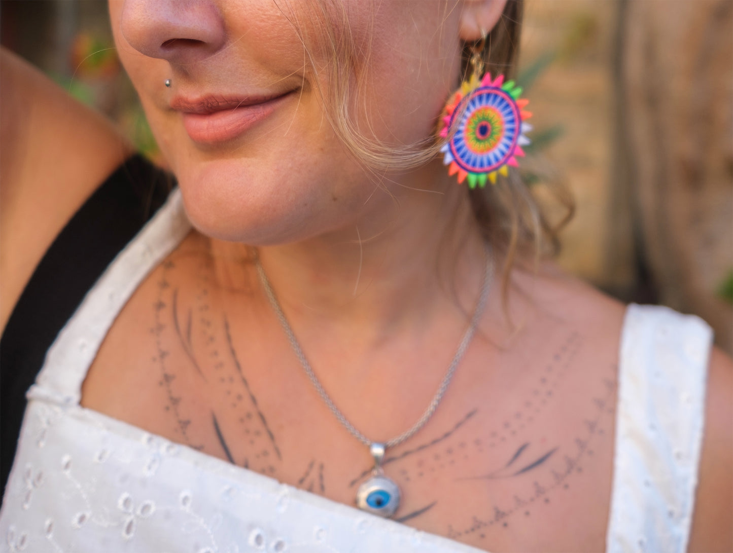 Boucle d'oreille ronde en rotin et tissage maxi coloré 5cm