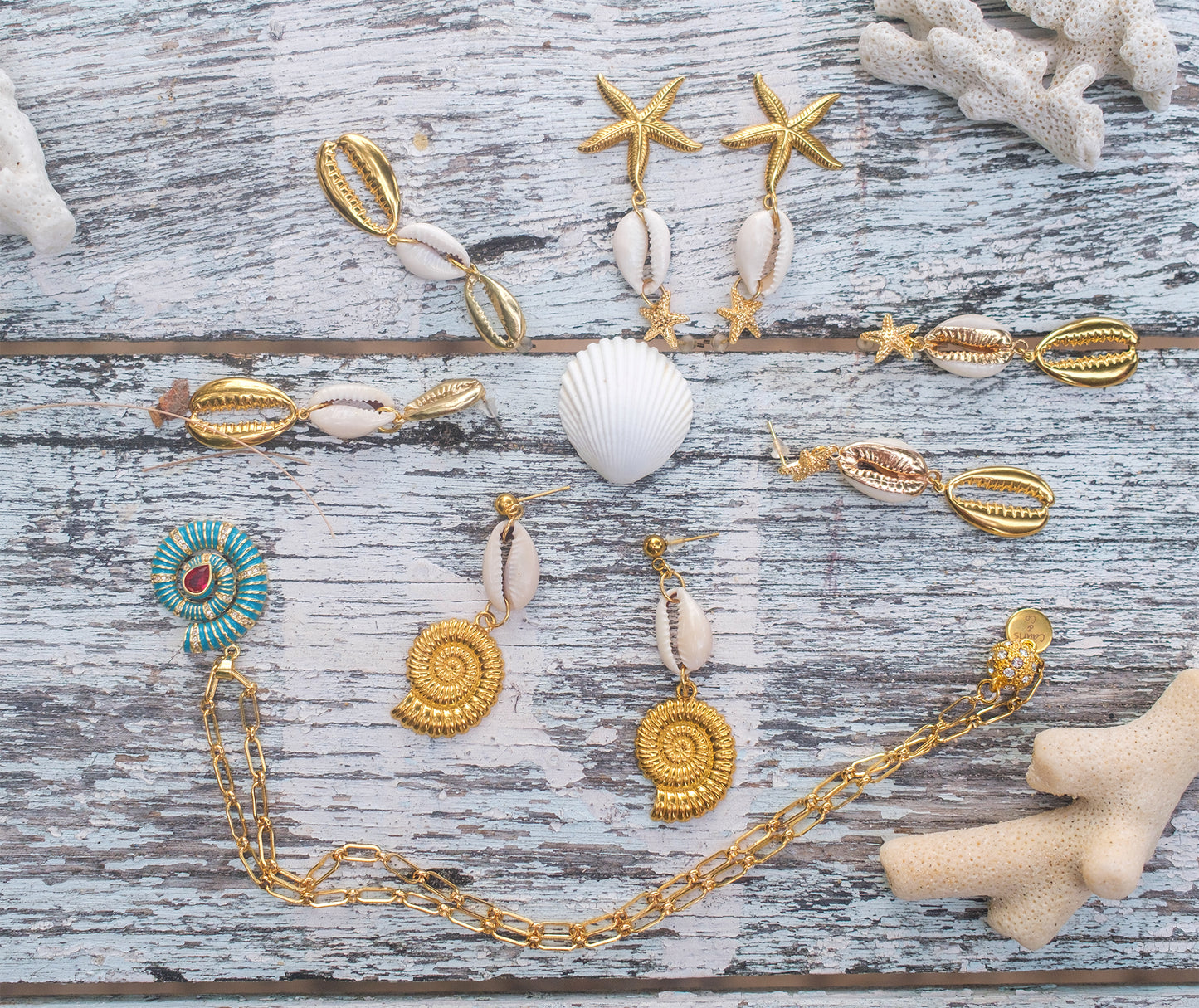 Boucles d’oreilles pendantes bohèmes – cauris & escargot doré