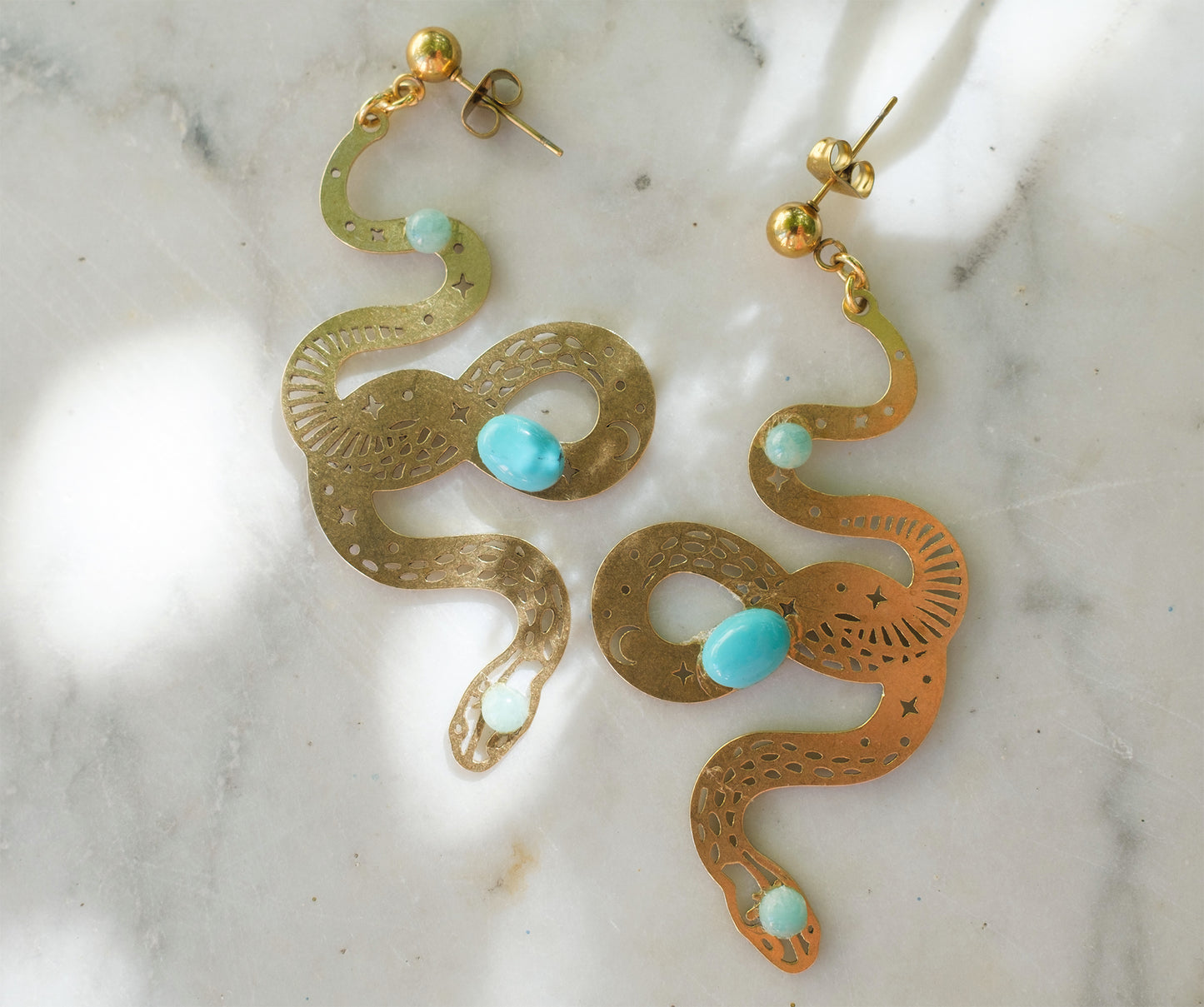 Boucles d’oreilles talisman serpent et cabochon turquoise