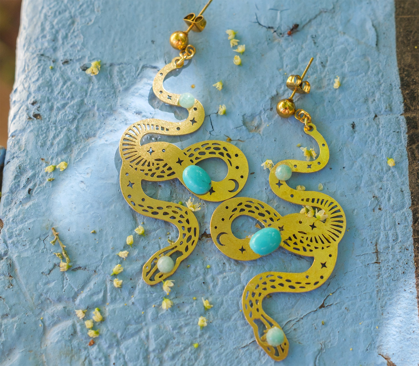 Boucles d’oreilles talisman serpent et cabochon turquoise