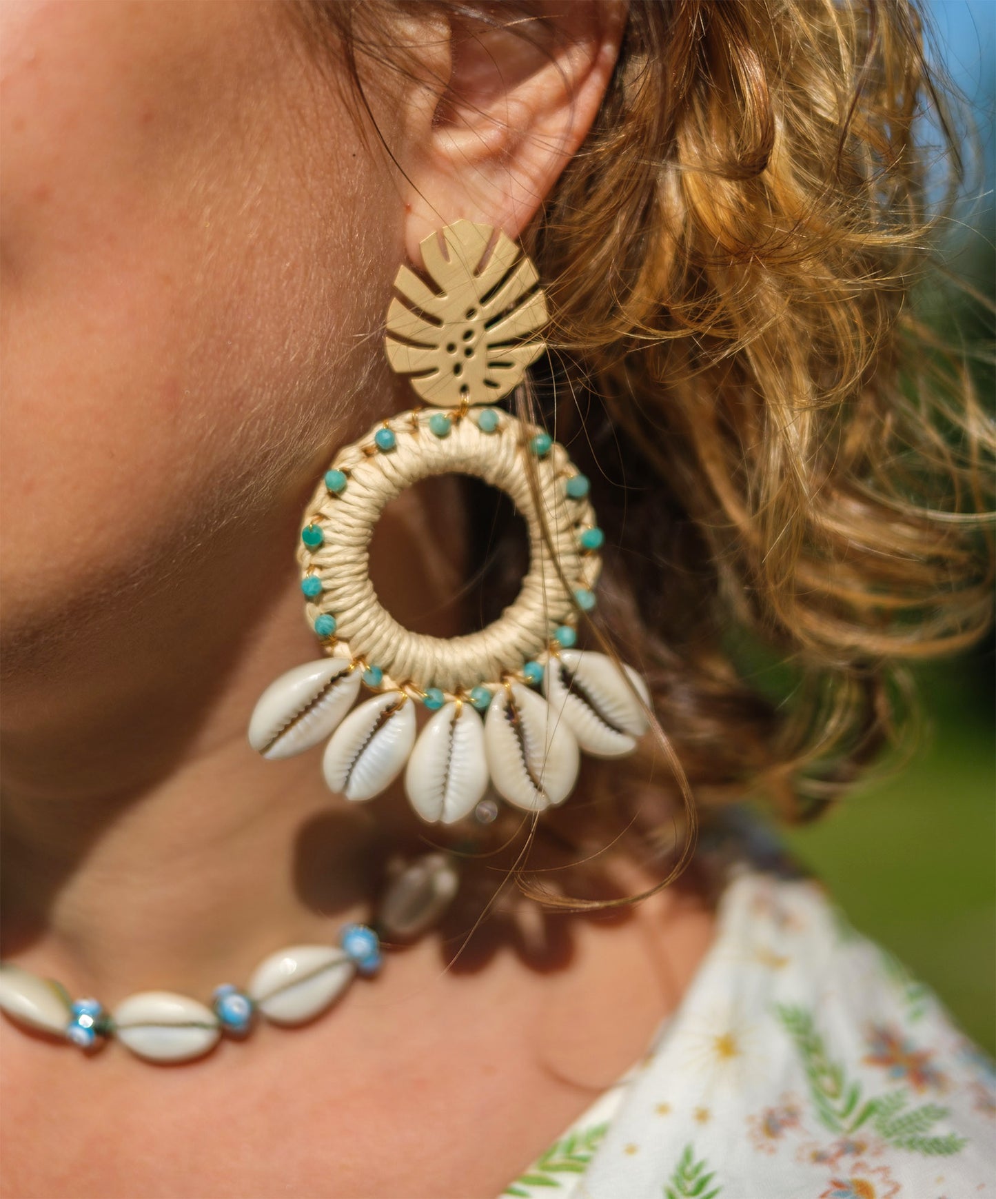Boucle d'oreille XXL raphia et coquillage cauris - caurisandco
