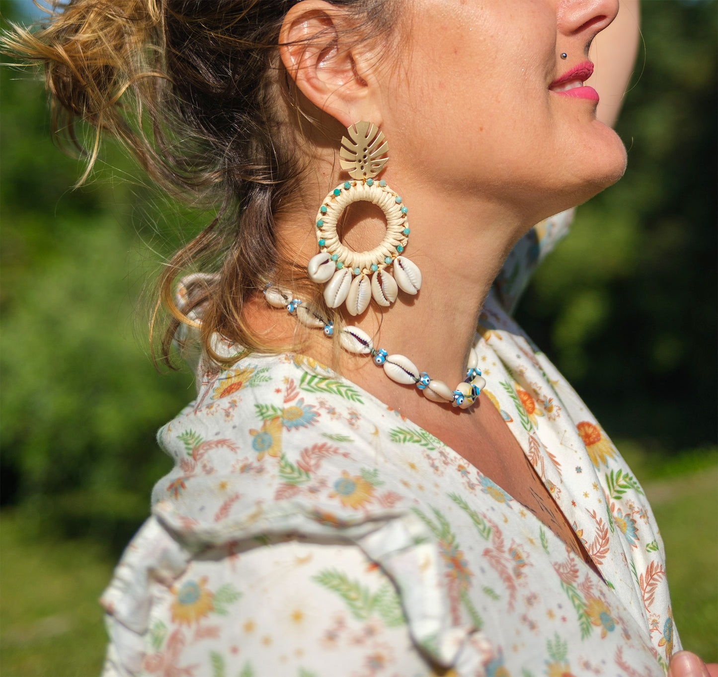 Boucle d'oreille XXL raphia et coquillage cauris - caurisandco