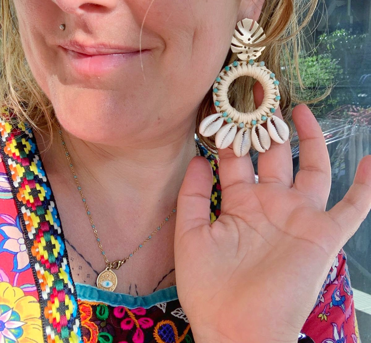 Boucle d'oreille XXL raphia et coquillage cauris - caurisandco