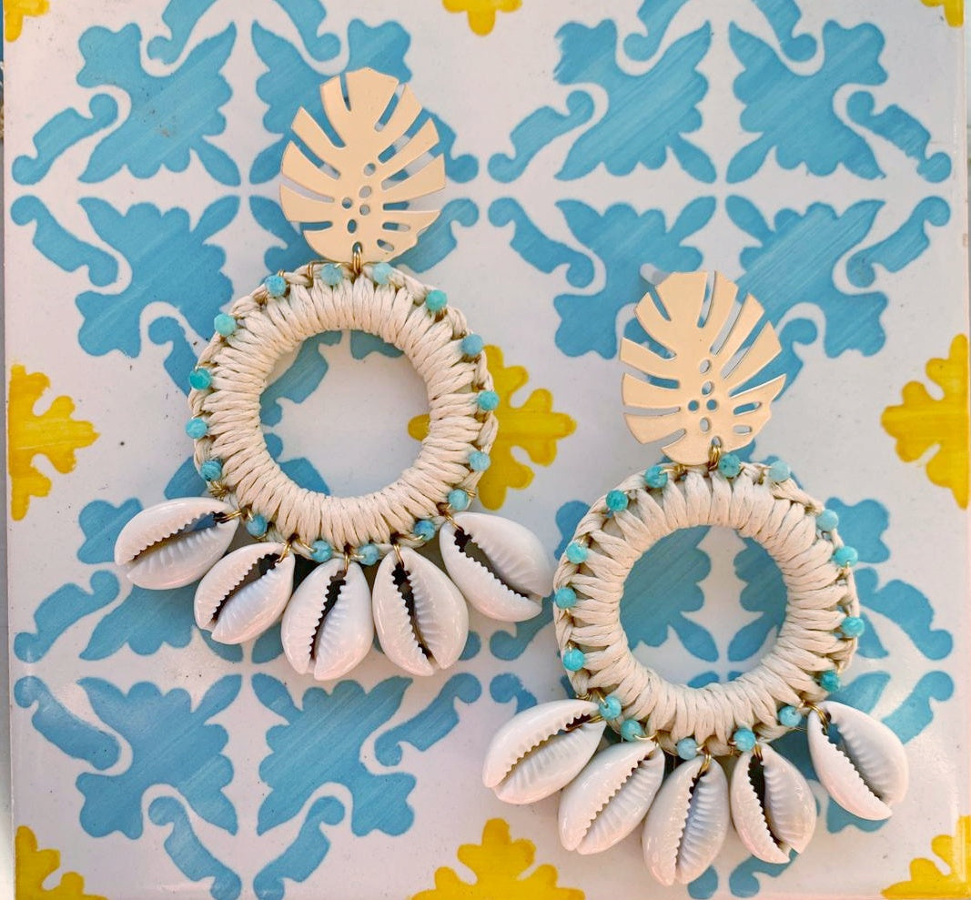Boucle d'oreille XXL raphia et coquillage cauris - caurisandco