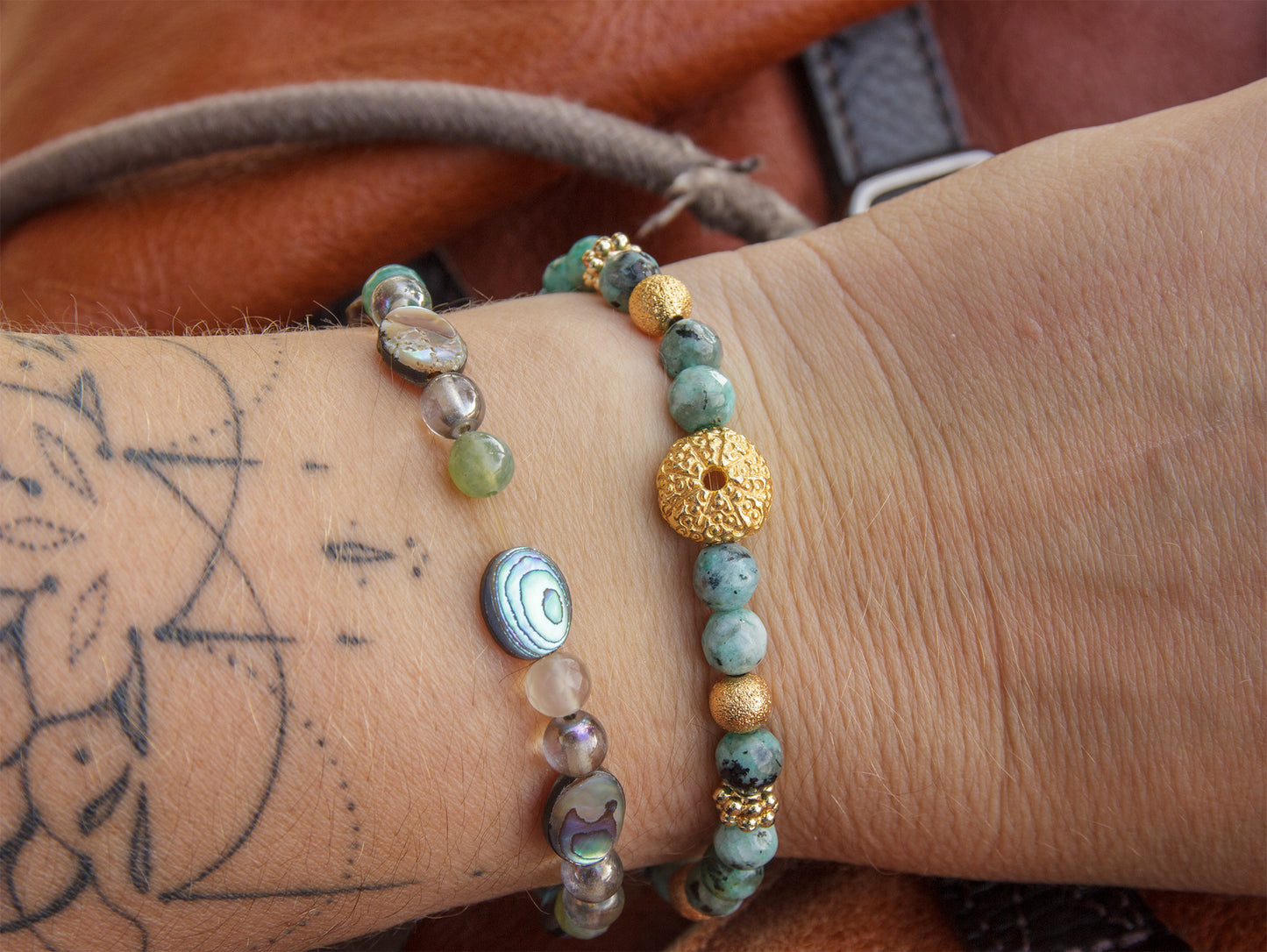 bracelet oursin doré et perle en verre imitation turquoise d'Afrique
