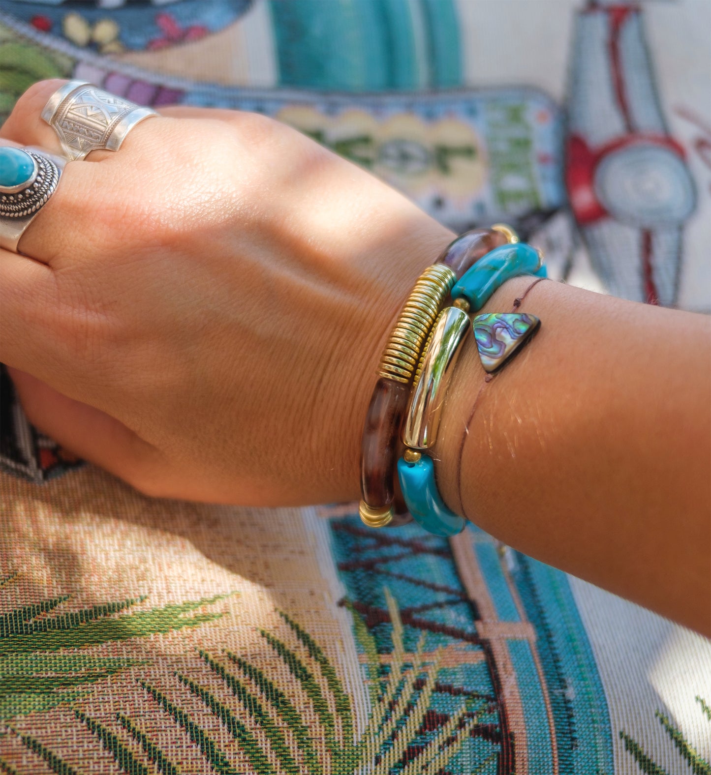 Bracelet acrylique large effet léopard et hematite doré - caurisandco