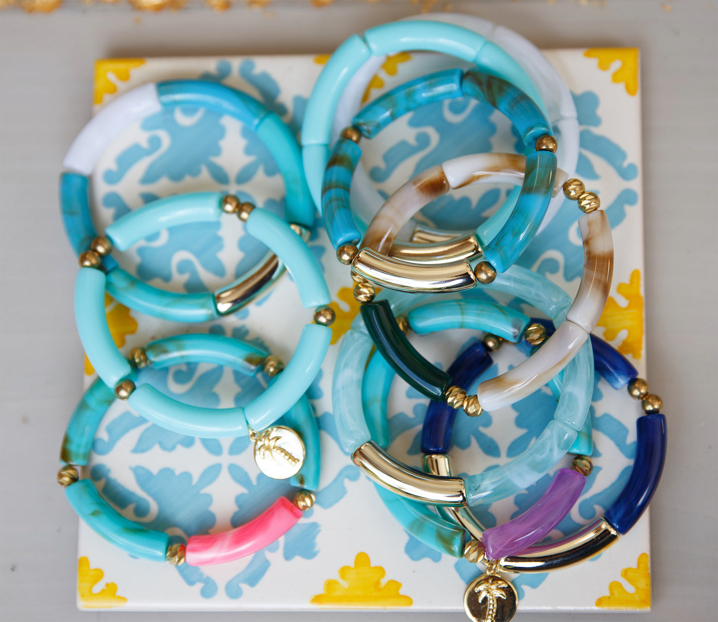 bracelet acrylique large incurvé (plusieurs couleurs disponibles) - caurisandco