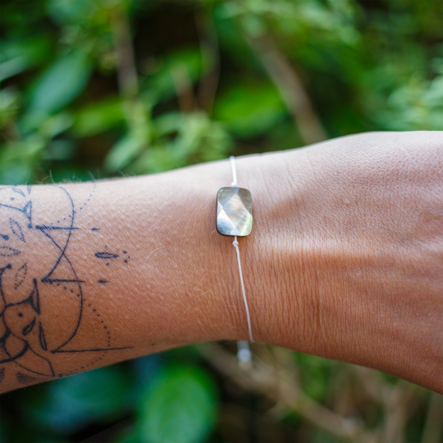 Bracelet en nacre rectangulaire 12*10 mm - caurisandco