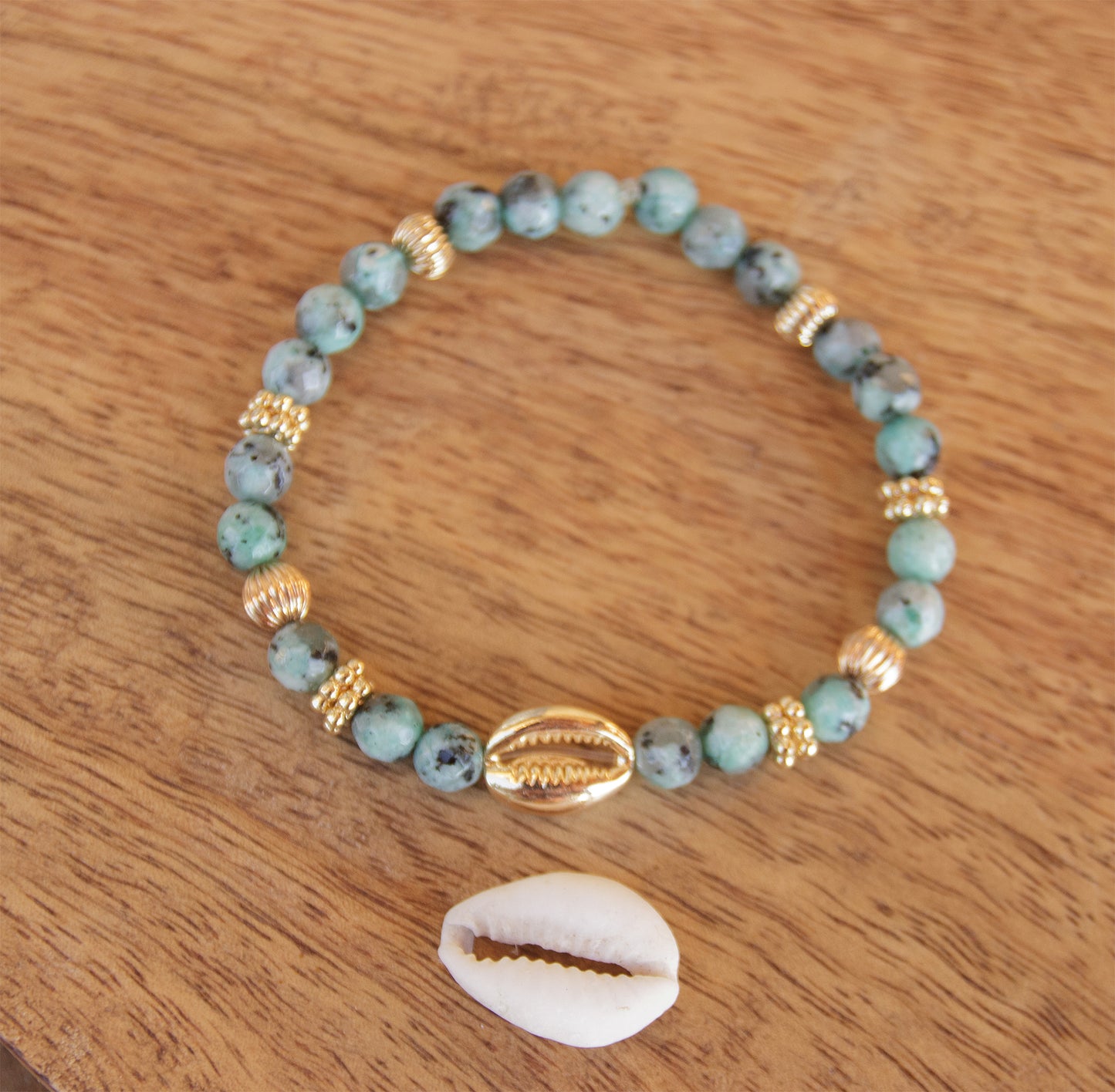 bracelet cauris doré et perle en verre imitation turquoise d'Afrique