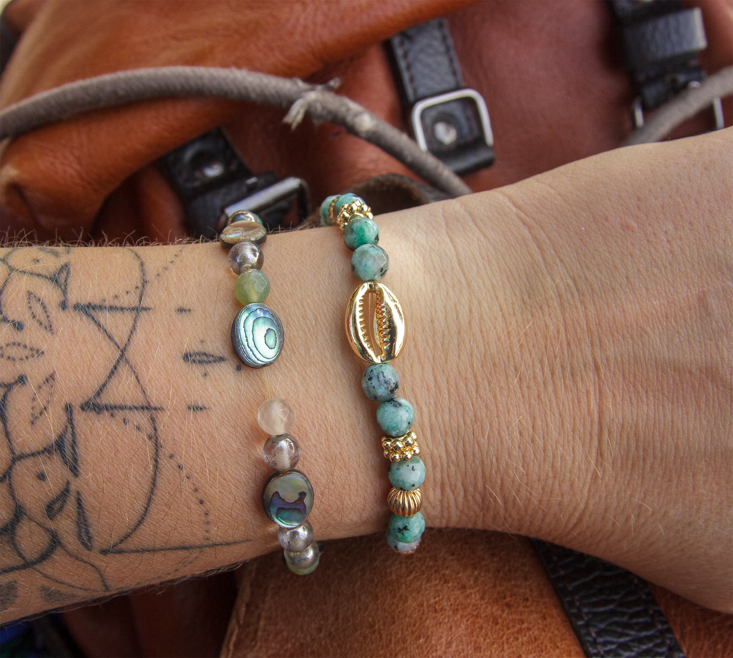 bracelet cauris doré et perle en verre imitation turquoise d'Afrique