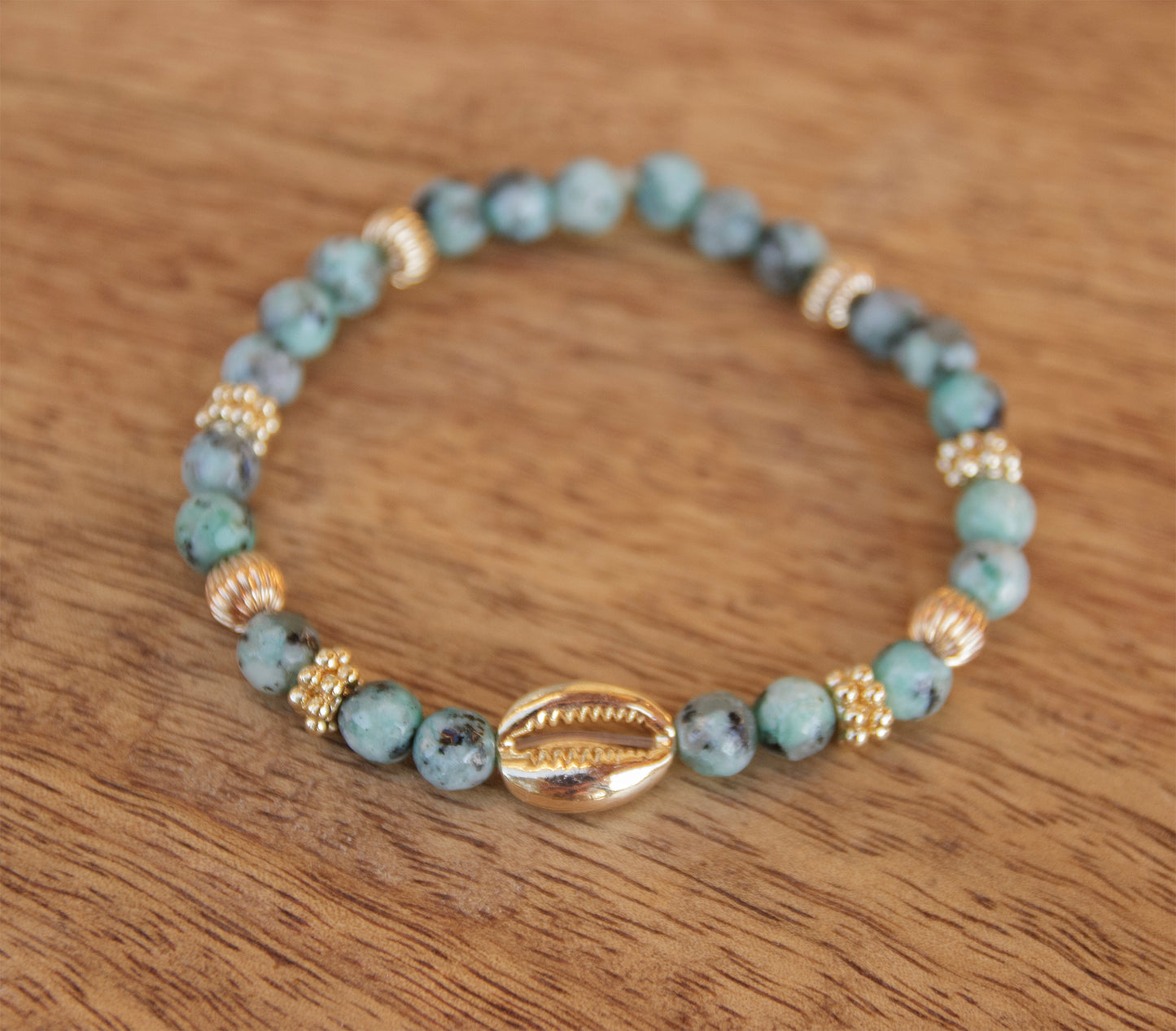 bracelet cauris doré et perle en verre imitation turquoise d'Afrique