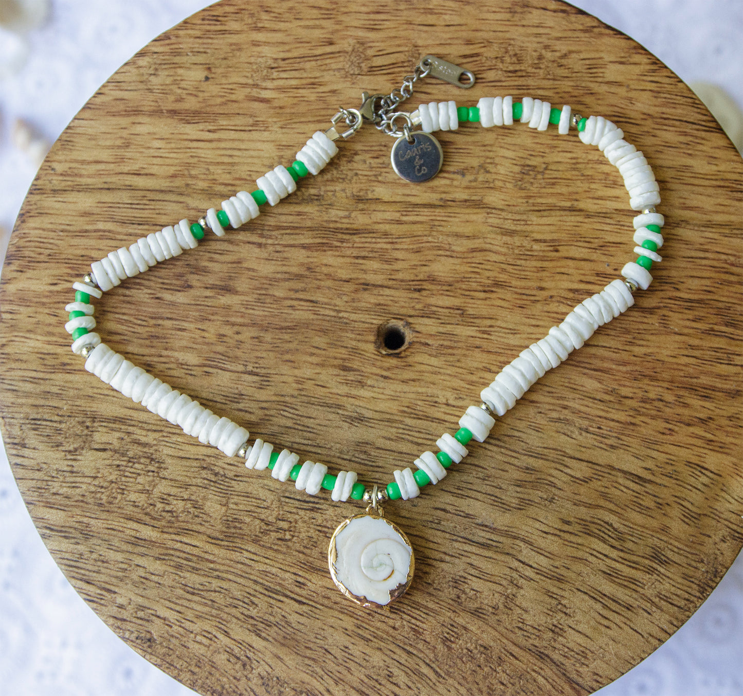 Bracelet cheville en perles heishi et coquillage oeil ste lucie - caurisandco