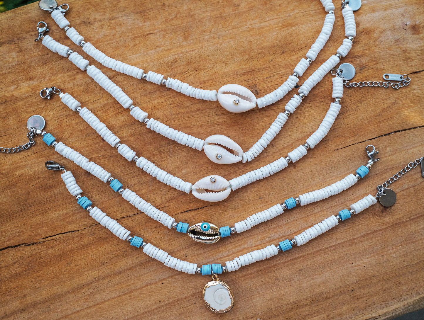Bracelet cheville en perles heishi coquillages et coquillages - caurisandco