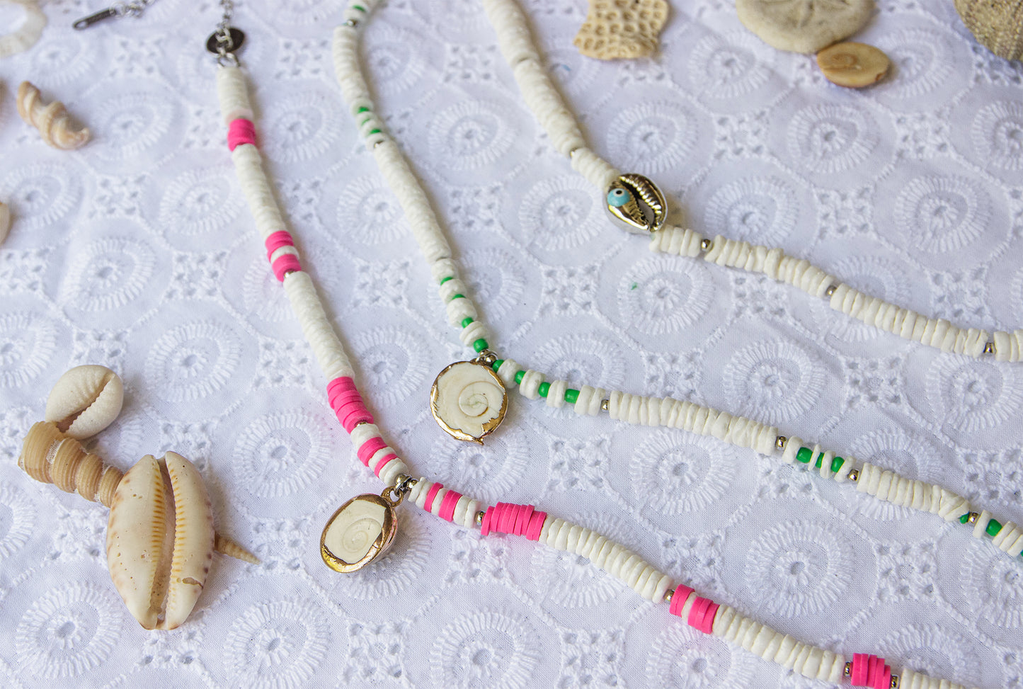 Bracelet cheville en perles heishi et coquillage oeil ste lucie - caurisandco