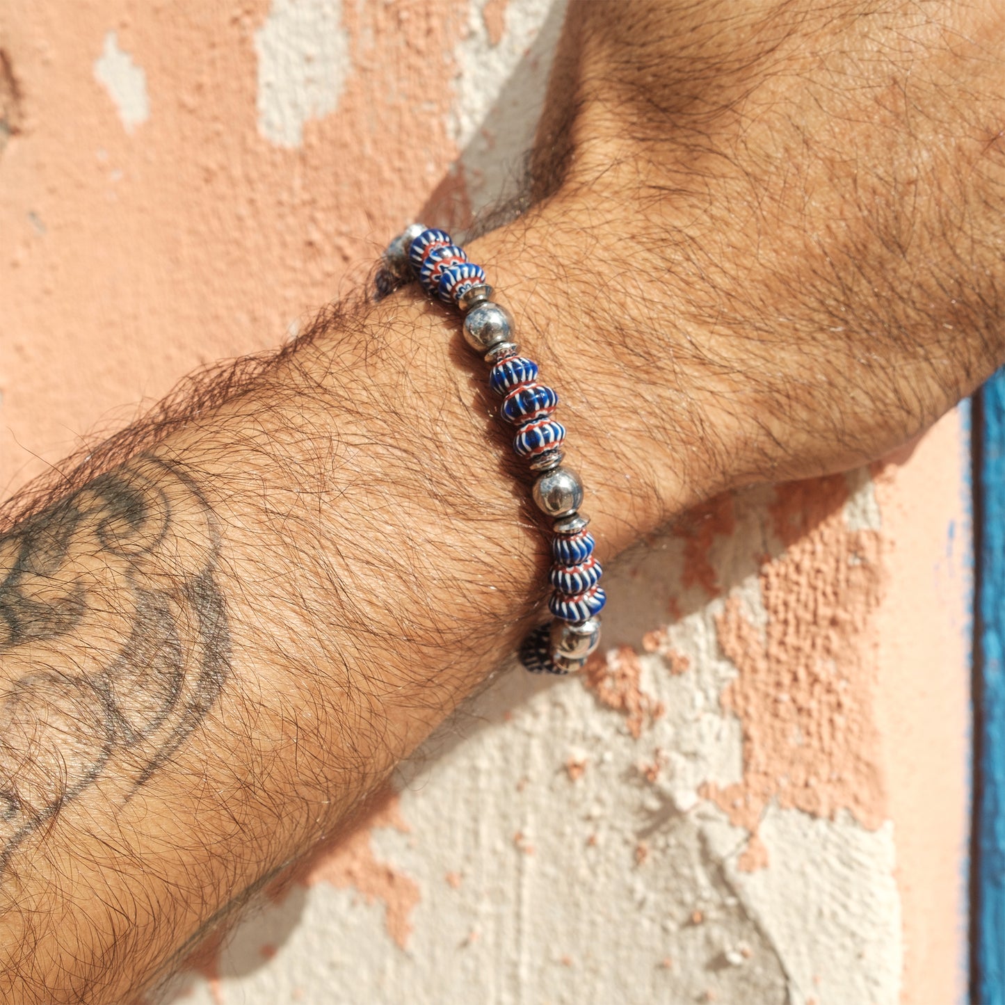 Bracelet perle chevron bleu foncé en céramique - caurisandco