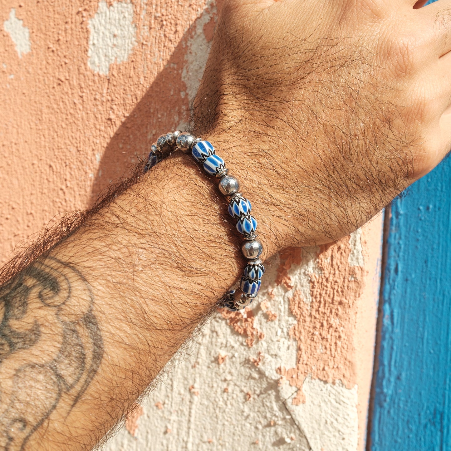 Bracelet perle chevron bleu en céramique et hematite - caurisandco