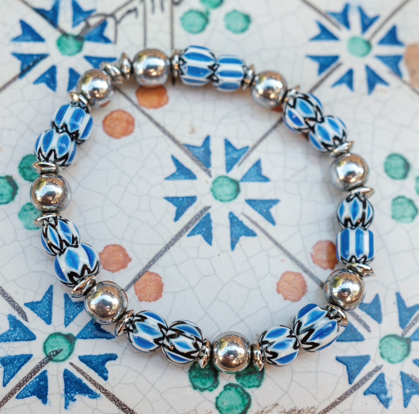 Bracelet perle chevron bleu en céramique et hematite - caurisandco