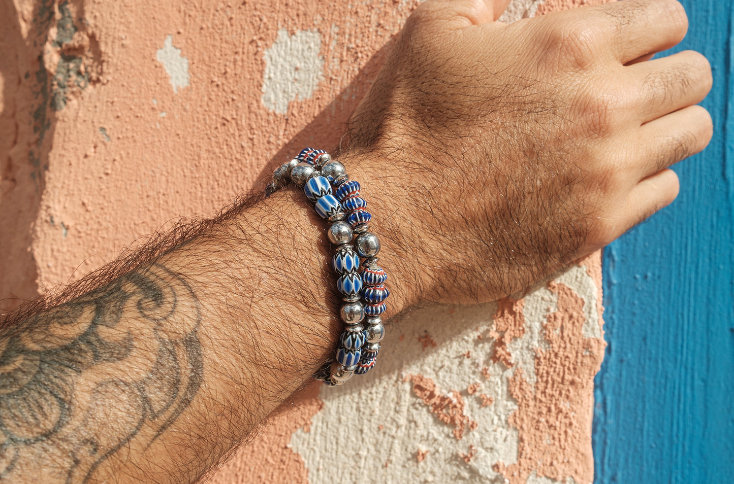Bracelet perle chevron bleu en céramique et hematite - caurisandco