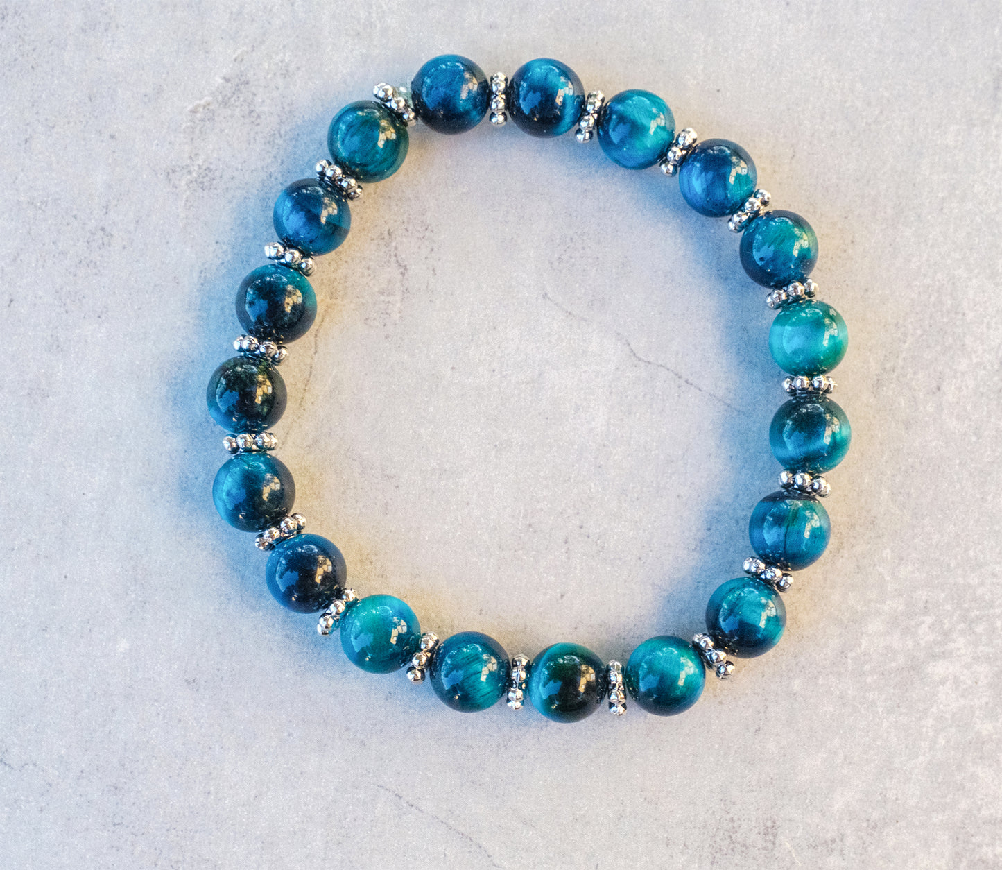 Bracelet oeil de tigre teintée bleu 6 mm - caurisandco