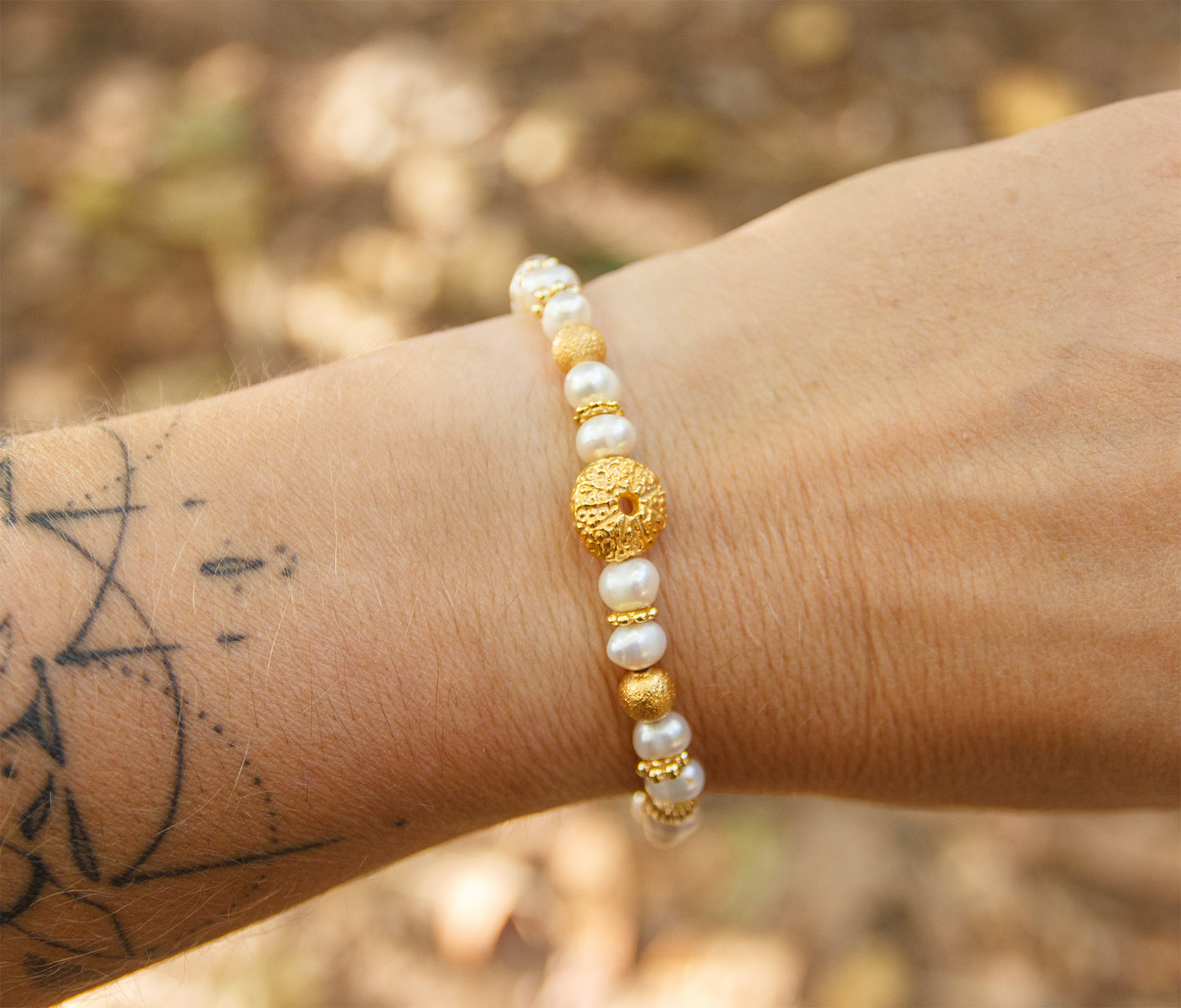 Bracelet femme nacre (6mm non calibré) et oursin en laiton doré