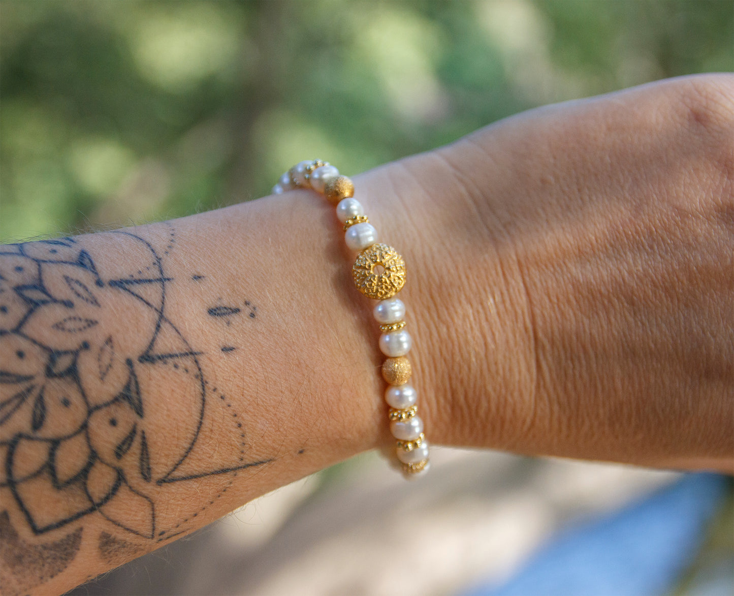 Bracelet femme nacre (6mm non calibré) et oursin en laiton doré