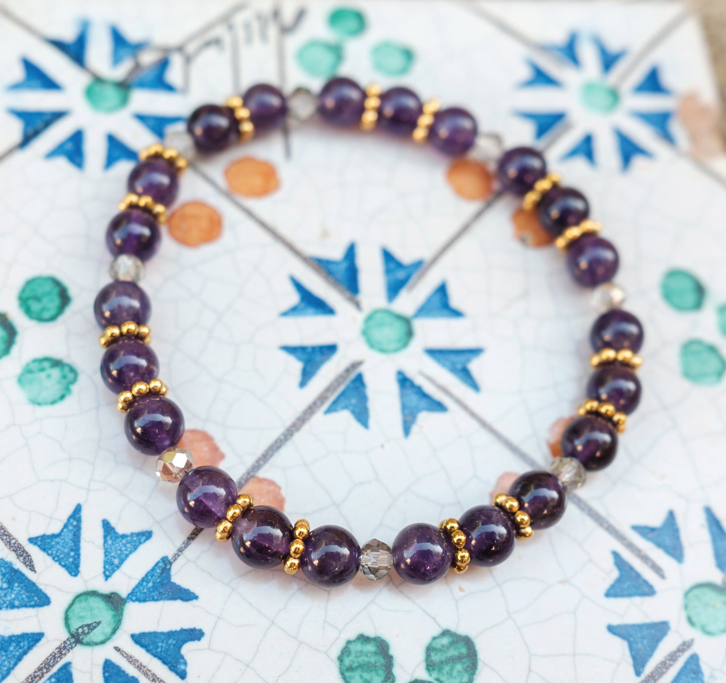 bracelet femme amethyste et laiton doré et perle en verre - caurisandco