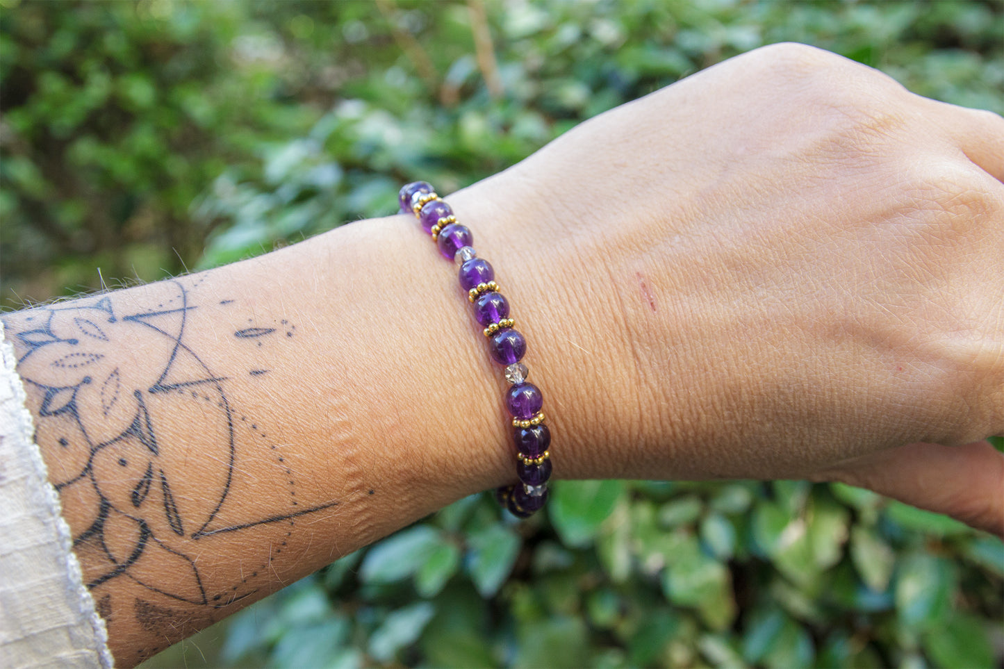 bracelet femme amethyste et laiton doré et perle en verre - caurisandco