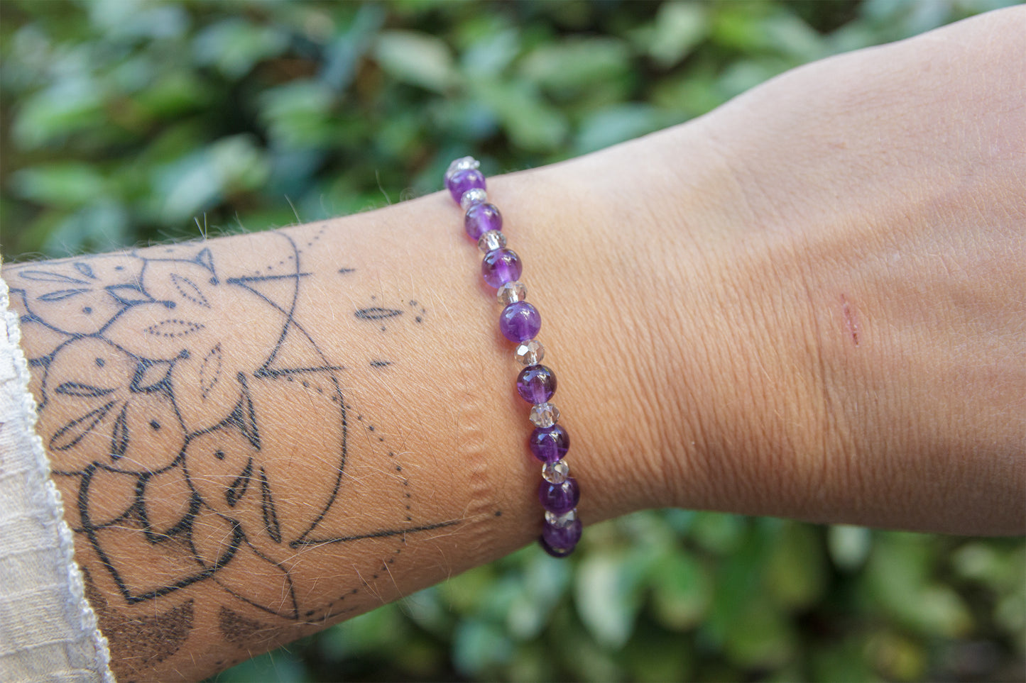 Bracelet femme amethyste et perles en verre facettée - caurisandco