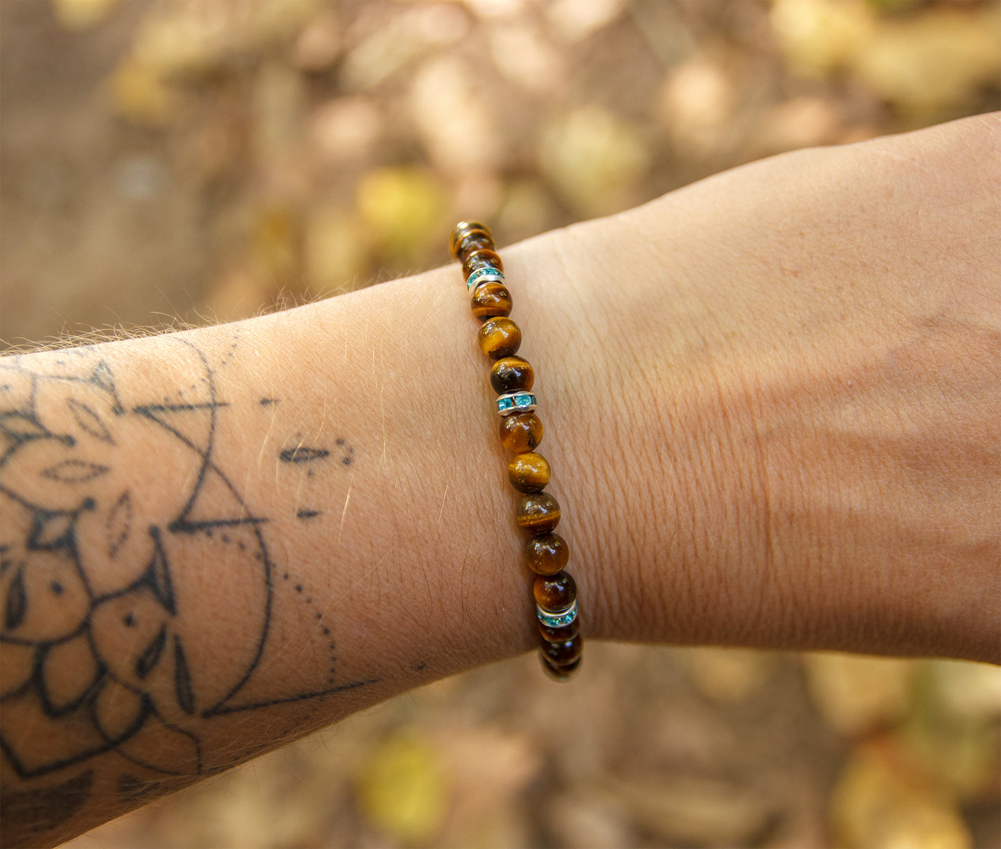 bracelet femme perles oeil de tigre 6mm et intercalaire zirconium turquoise