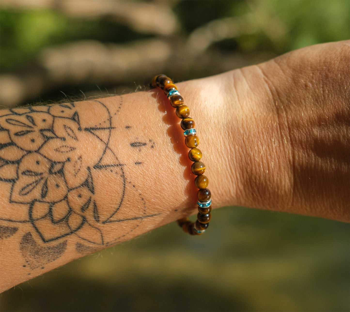 bracelet femme perles oeil de tigre 6mm et intercalaire zirconium turquoise