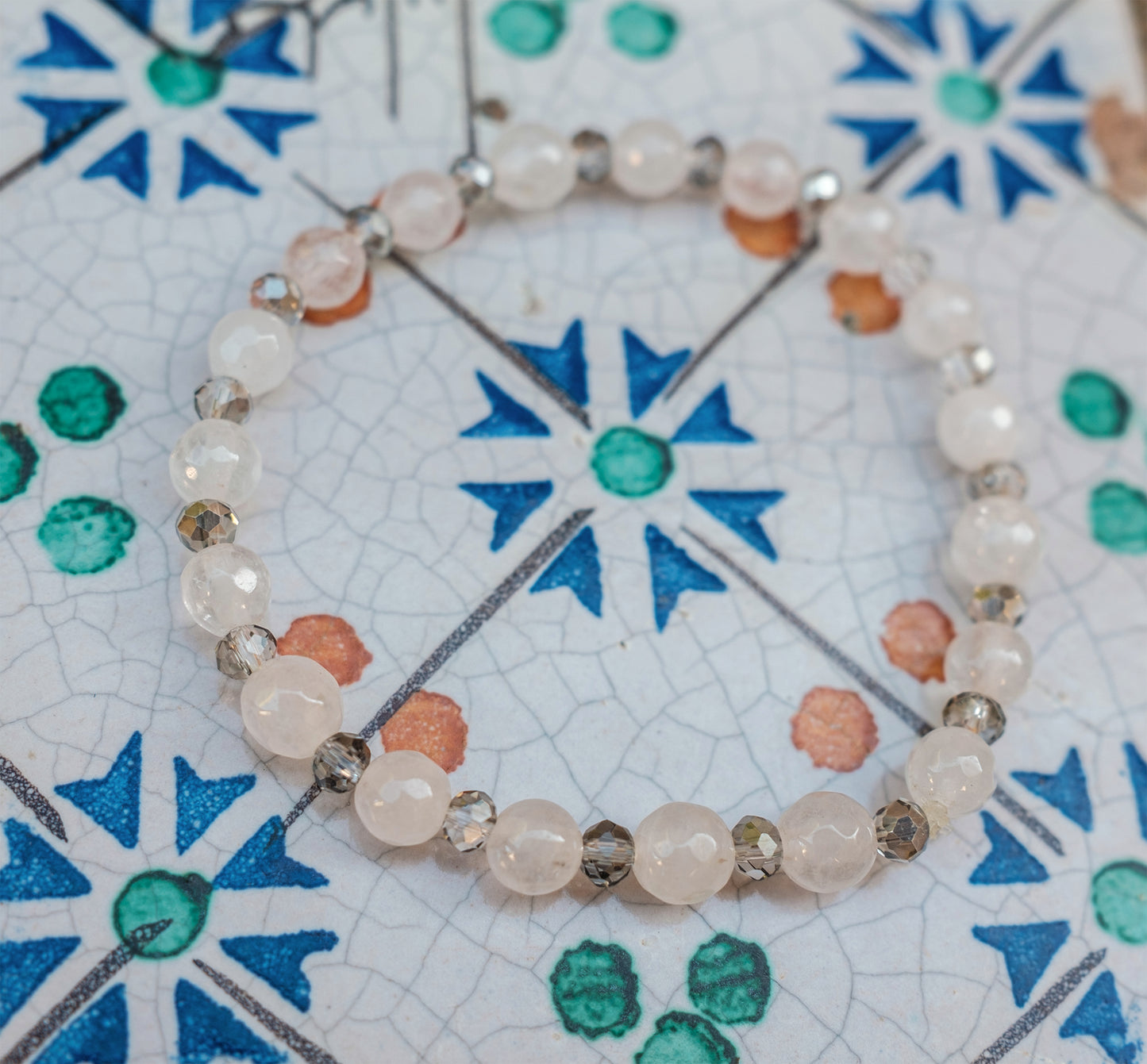 Bracelet femme quartz rose et perle en verre facettée 6mm - caurisandco