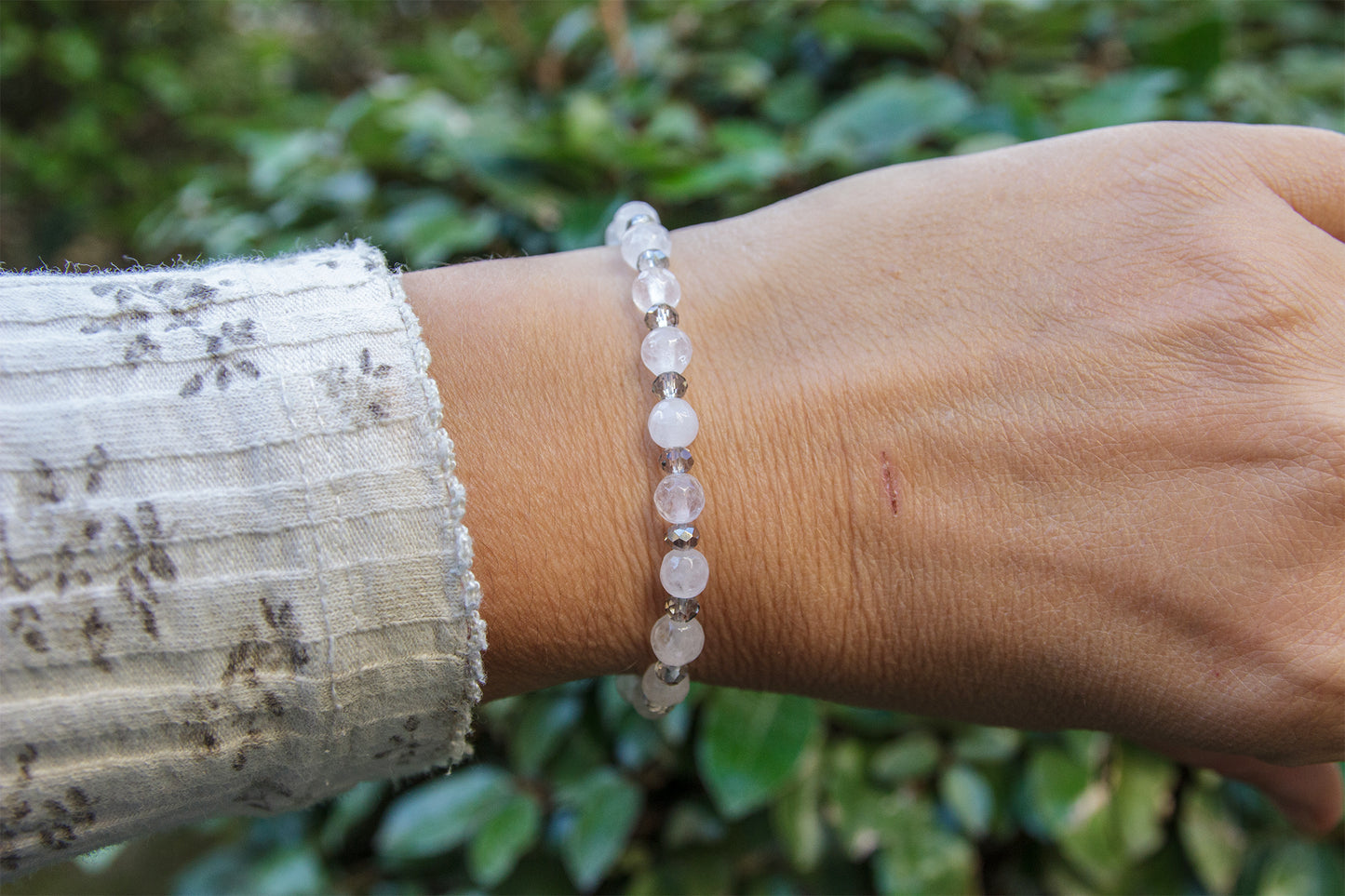 Bracelet femme quartz rose et perle en verre facettée 6mm - caurisandco
