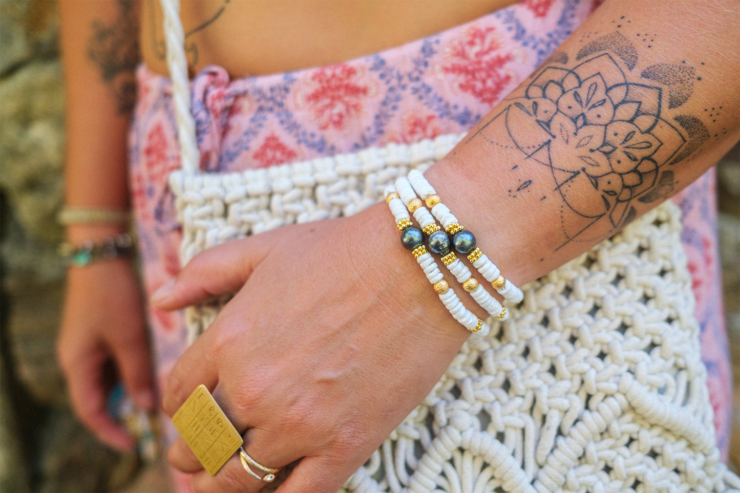 Bracelet heishi coquillage 6mm et perles de culture 10mm - caurisandco