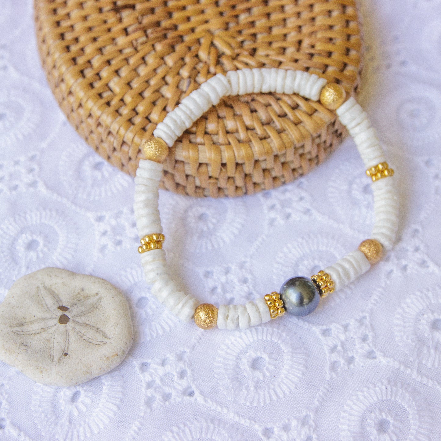 Bracelet heishi coquillage 6mm et perles de culture 10mm - caurisandco