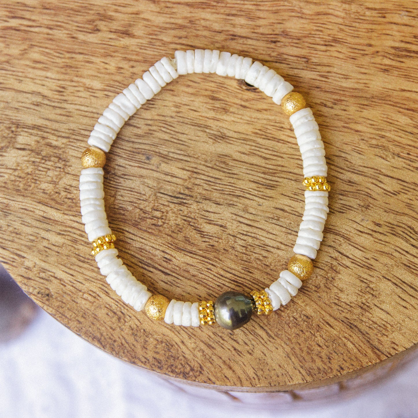 Bracelet heishi coquillage 6mm et perles de culture 10mm - caurisandco