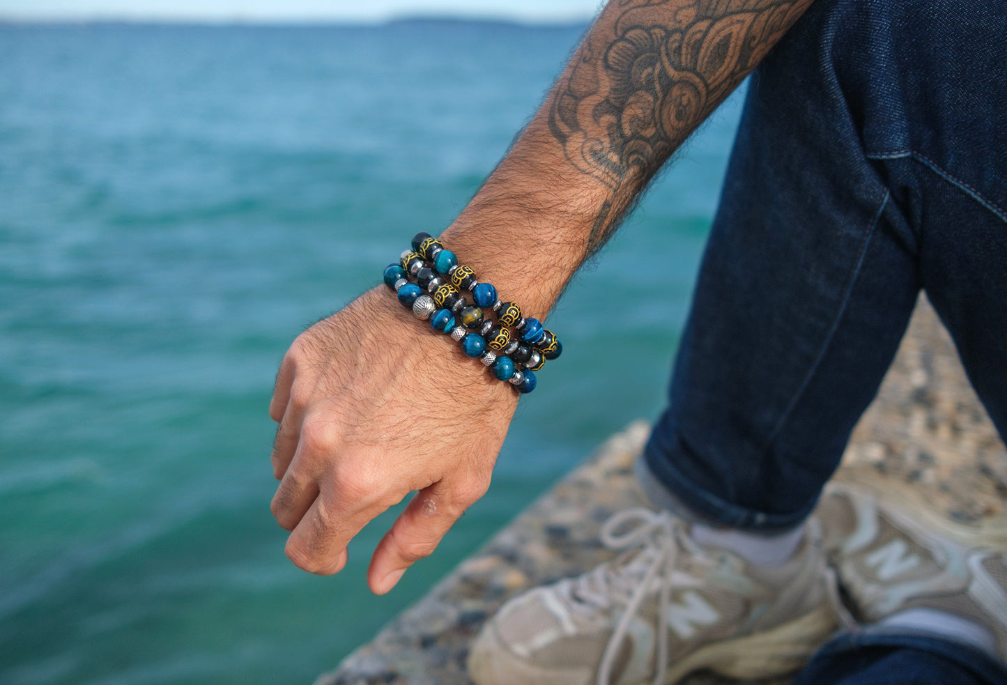 Bracelet homme perles oeil de tigre bleu et perles noires en verre gravée mantra 10mm