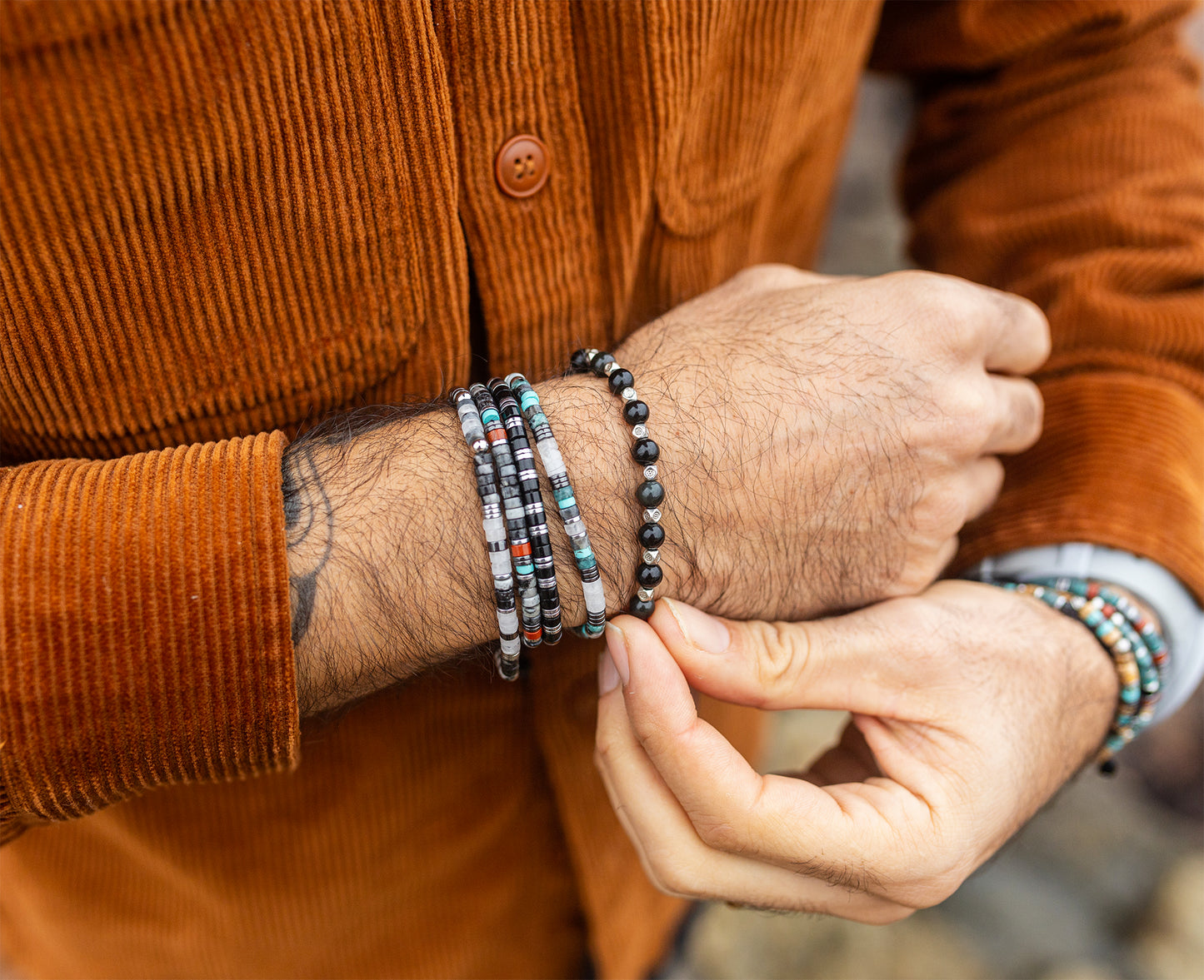 bracelet homme perle heishi en quartz, hématite et turquoise nœud - caurisandco