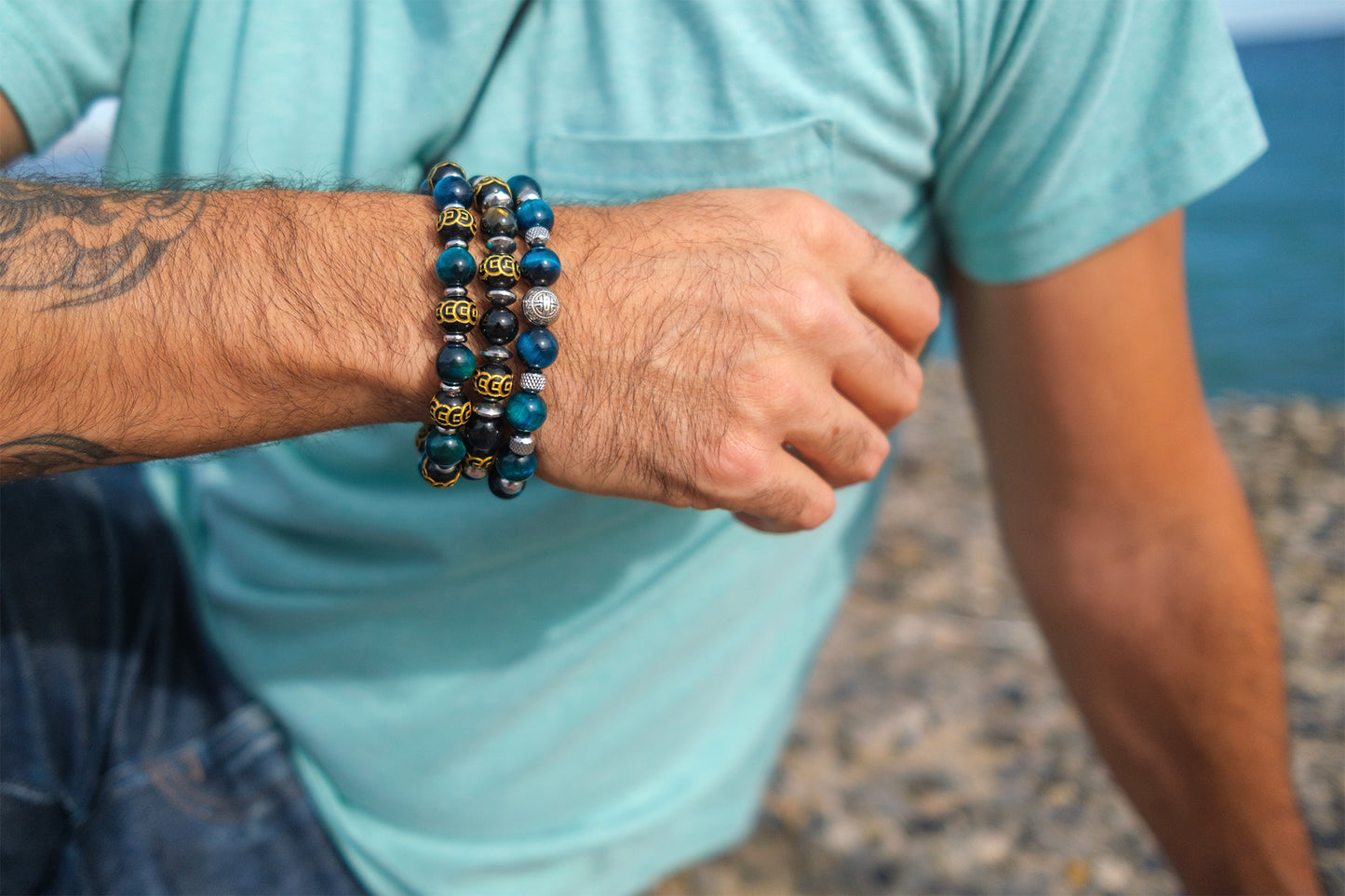 Bracelet homme perles oeil de tigre bleu et perles noires en verre gravée mantra 10mm