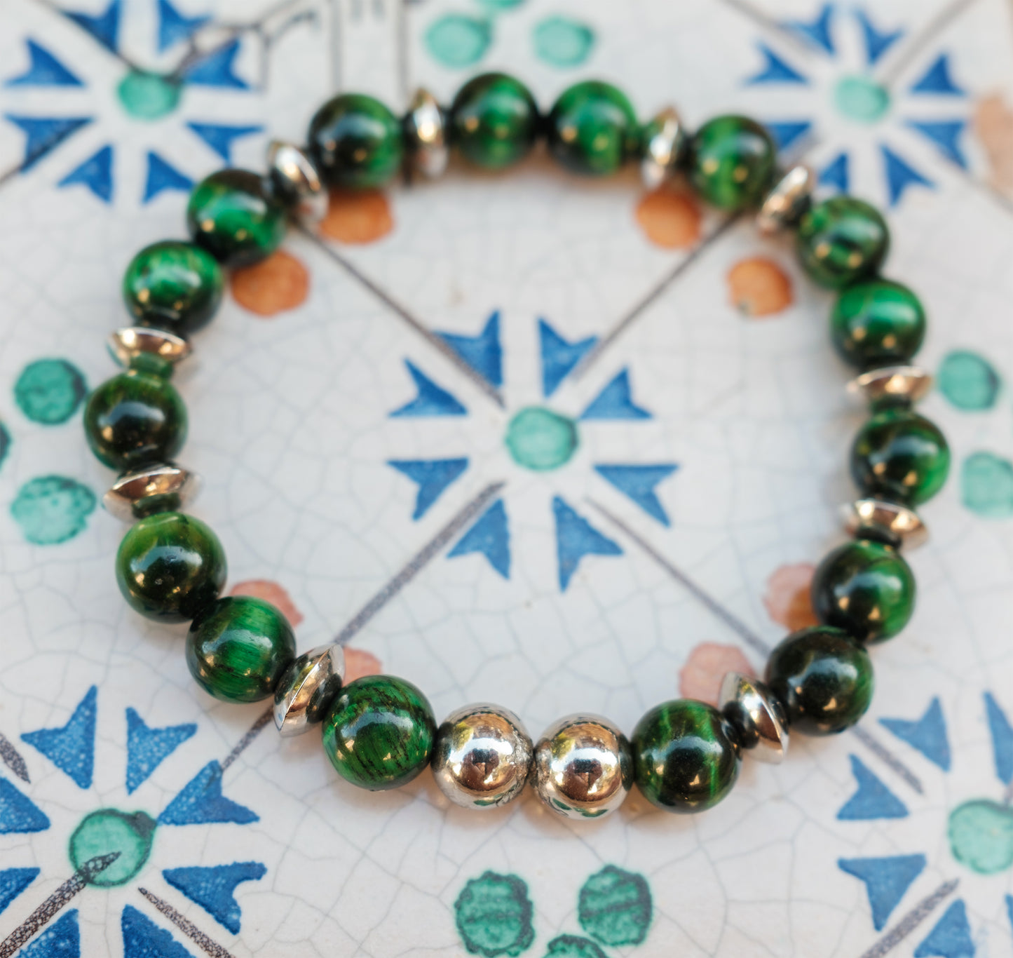 Bracelet perles oeil de tigre teintée verte et hematite argenté 8 mm - caurisandco