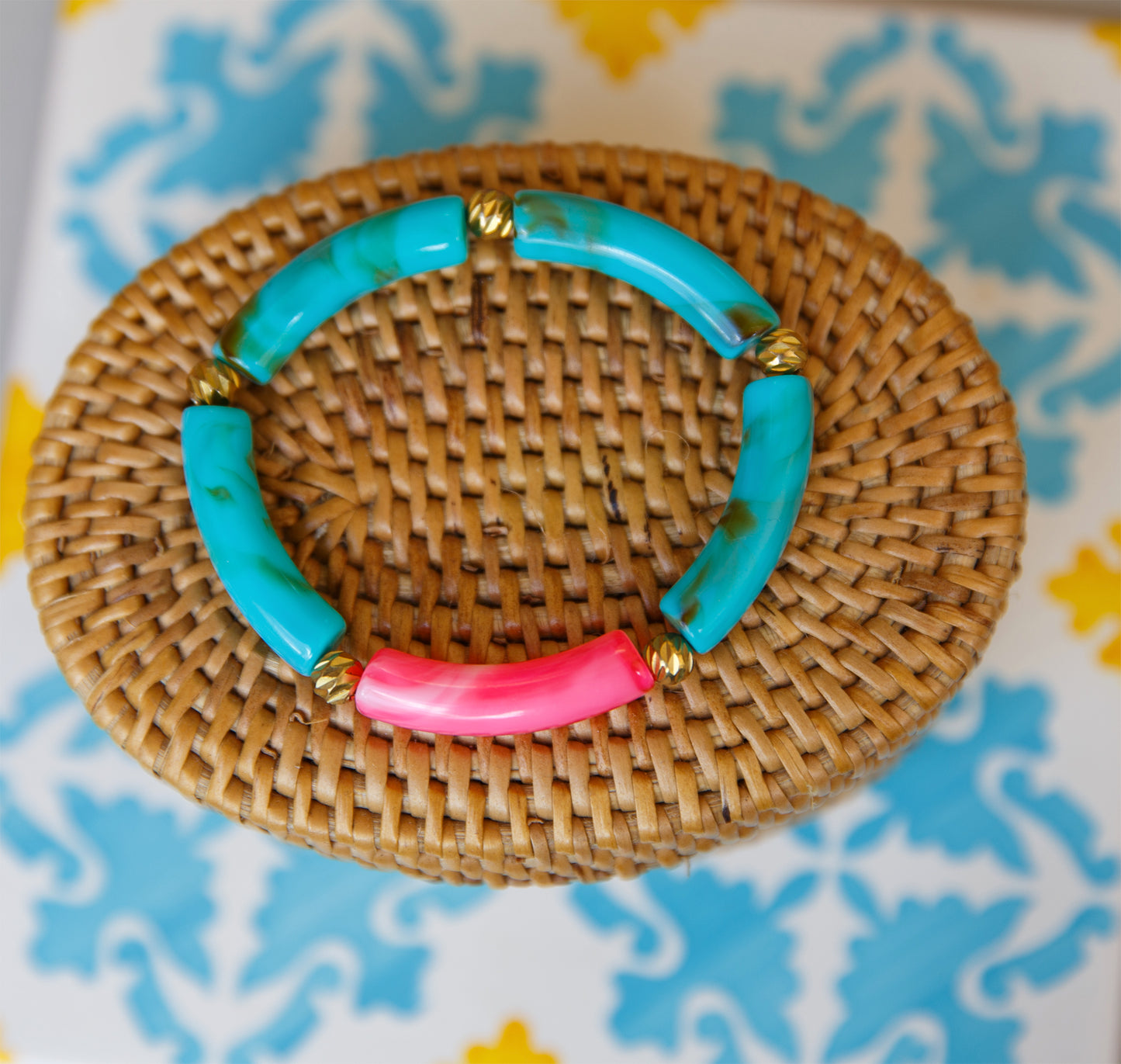 bracelet acrylique large incurvé (plusieurs couleurs disponibles) - caurisandco