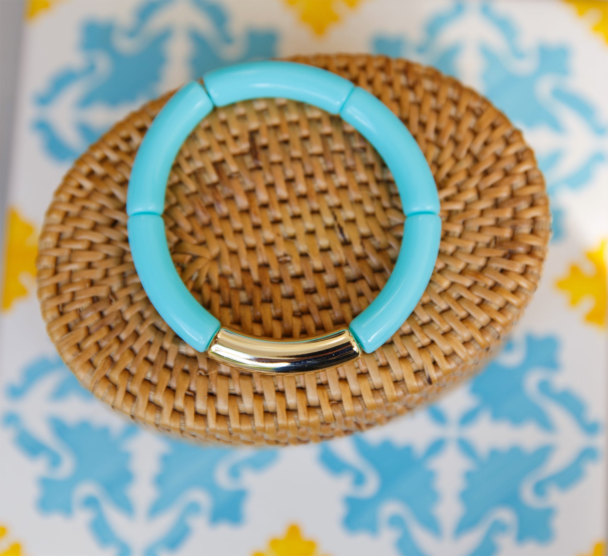 bracelet acrylique large incurvé (plusieurs couleurs disponibles) - caurisandco