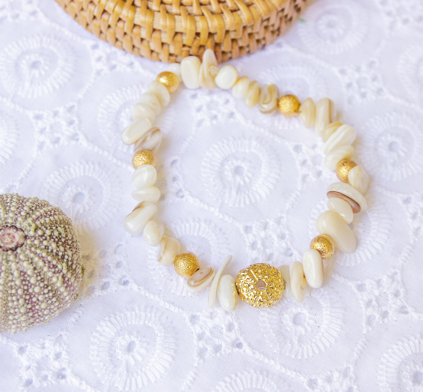 Bracelet chips de coquillage 6mm et oursin doré - caurisandco