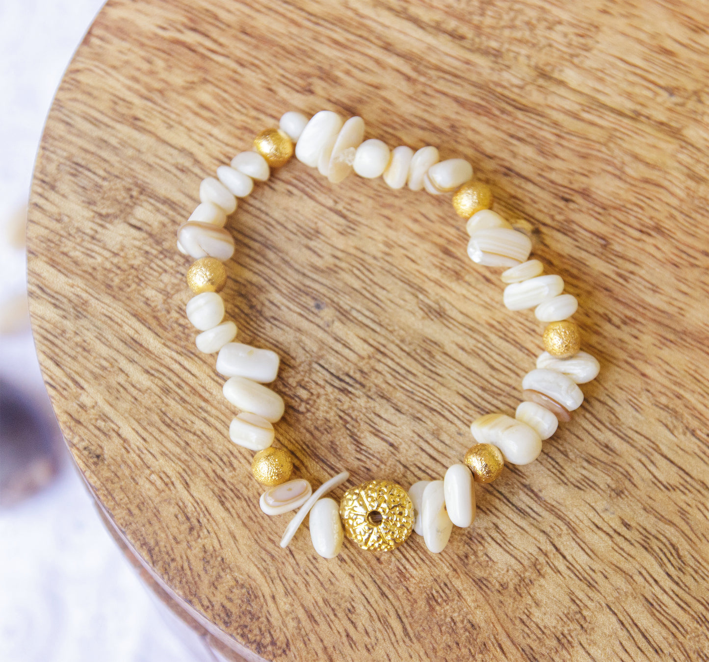 Bracelet chips de coquillage 6mm et oursin doré - caurisandco
